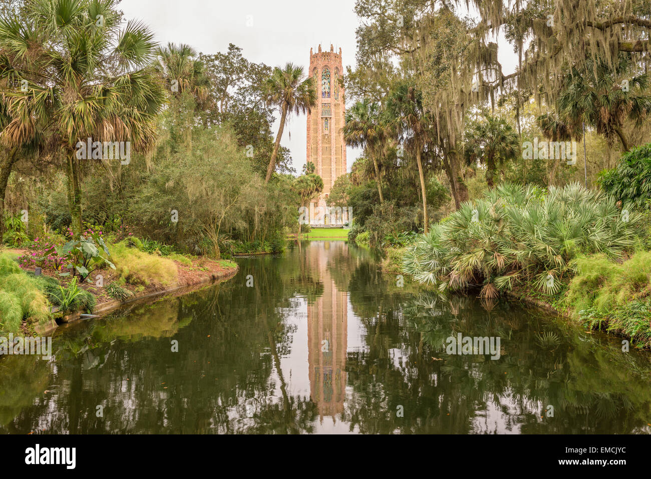 Der Gesang Turm im Bok Tower Gardens in der Nähe von Lake Wales, Florida. Bok Tower Gardens ist ein nationales Kulturdenkmal und ein Vogel Stockfoto