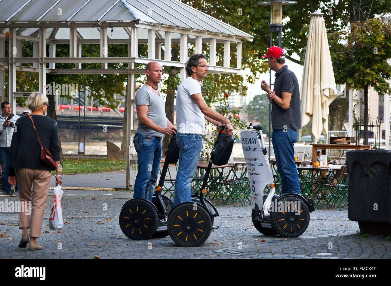 Drei Männer auf einem Segway Führung, Altstadt, Köln, Nordrhein-Westfalen, Deutschland Stockfoto