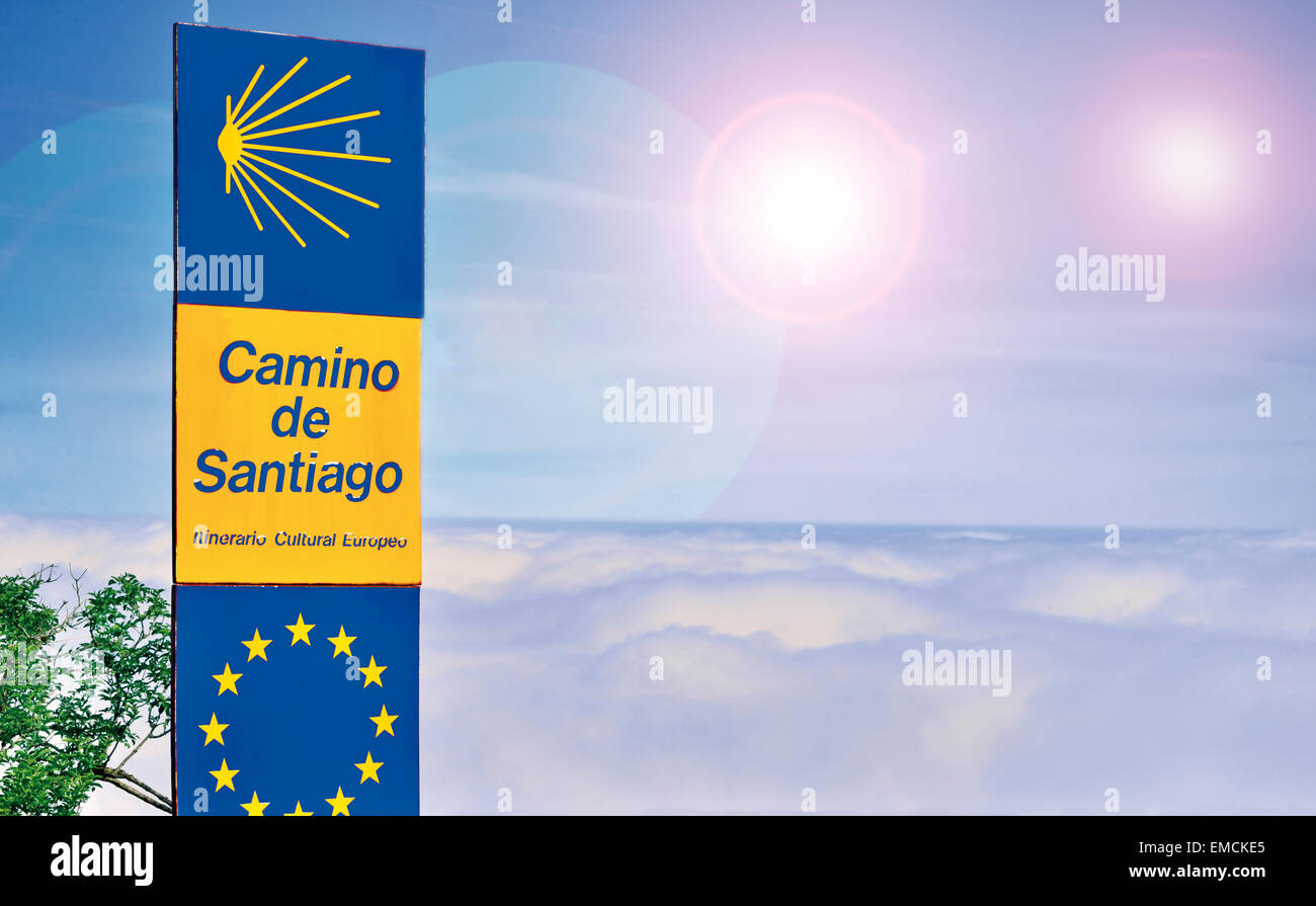 Spanien, Galicien: über den Wolken auf Saint James Way Dorf und die Berge von O Cebreiro Stockfoto