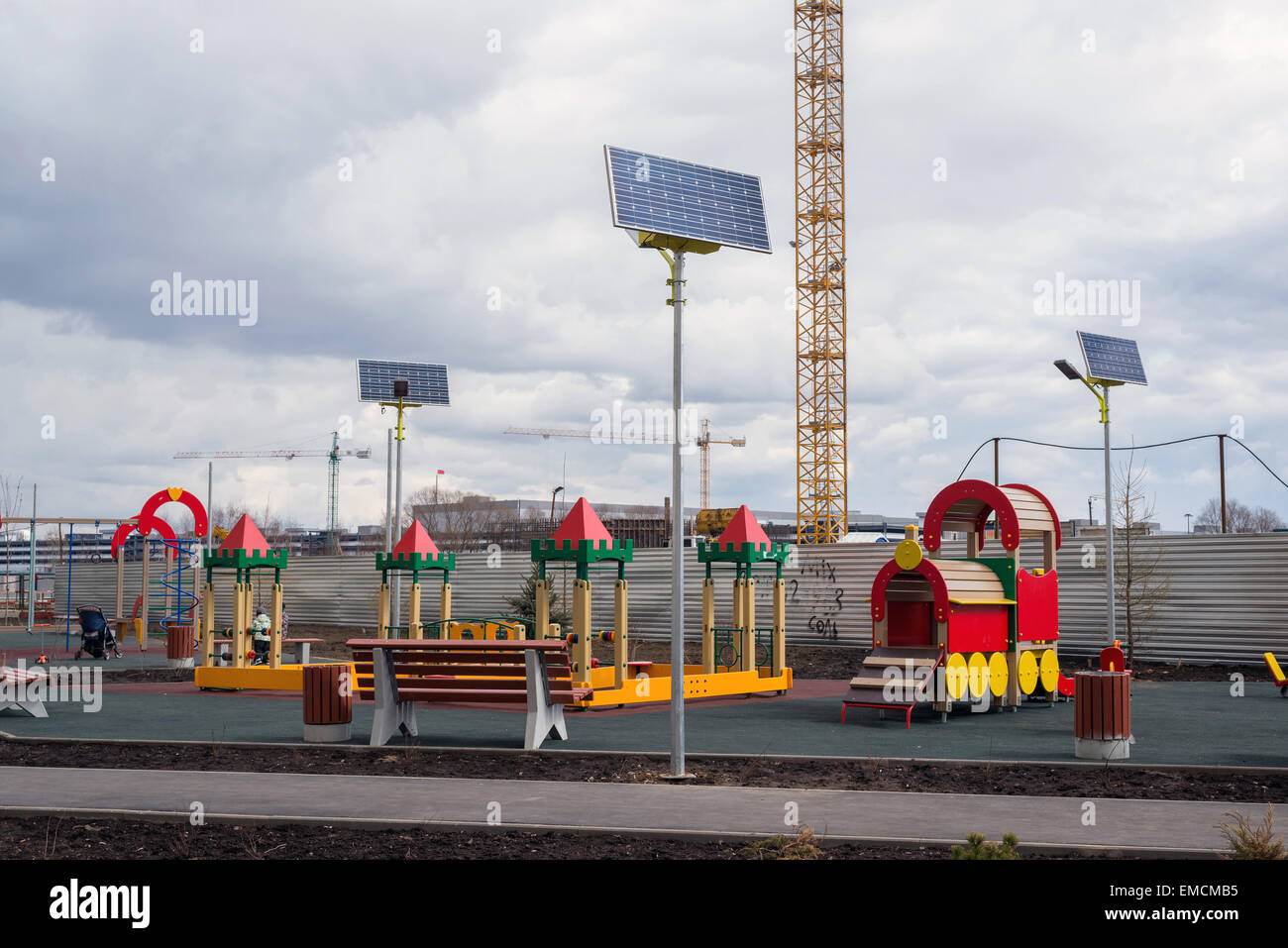 Ein Kinderspielplatz im Hof eines Mehrfamilienhauses mit Sonnenkollektoren Stockfoto