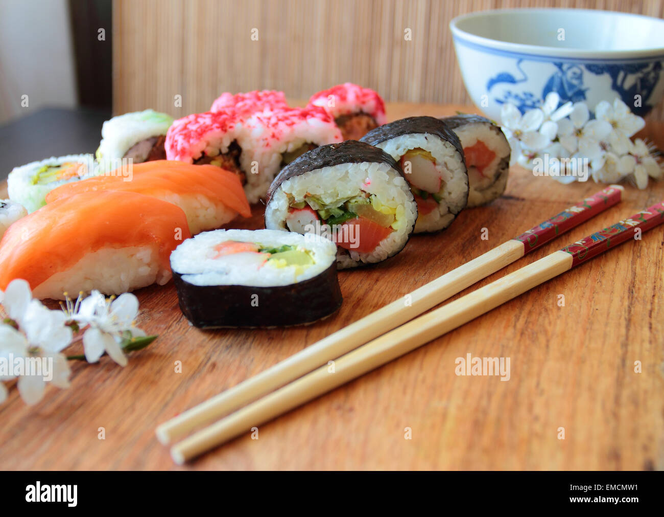 Mischung aus Sushi-Rollen mit hölzernen Stäbchen Stockfoto