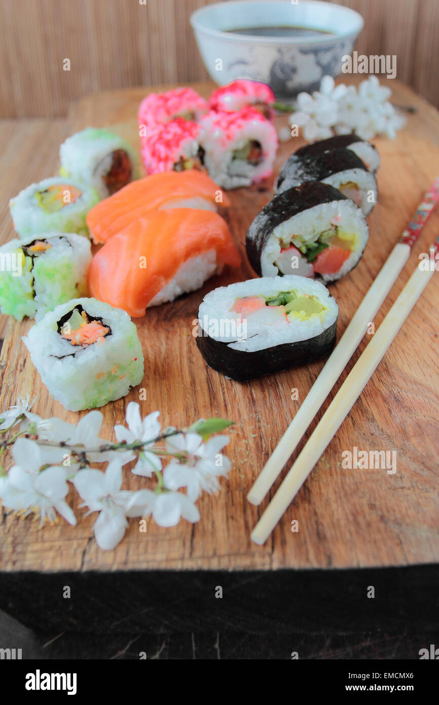 Sushi mit Stäbchen Stockfoto