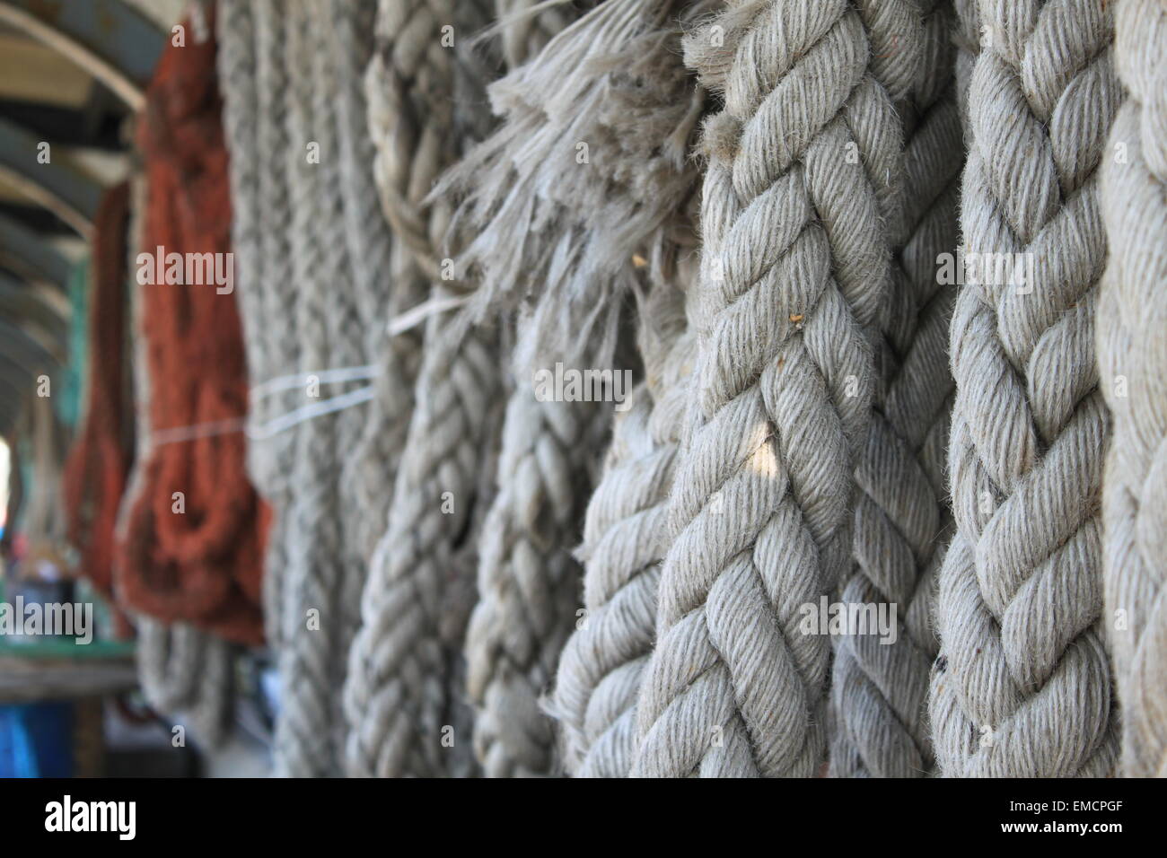 newlyn Pier oder Kai im Sommer mit verschiedenen Meeresartikeln Stockfoto