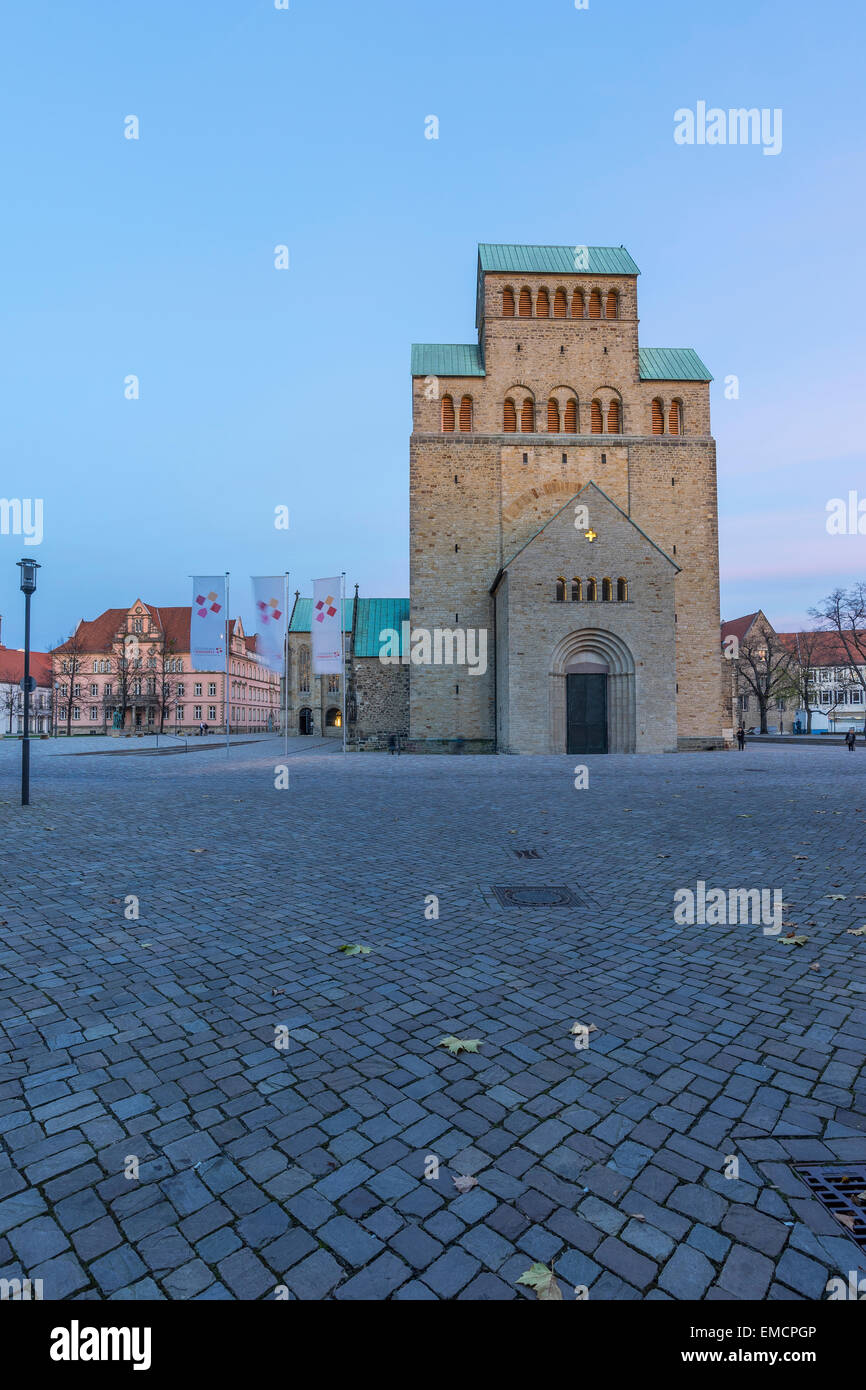 Deutschland, Hildesheim, Dom mit Bernward Denkmal in der Abenddämmerung Stockfoto