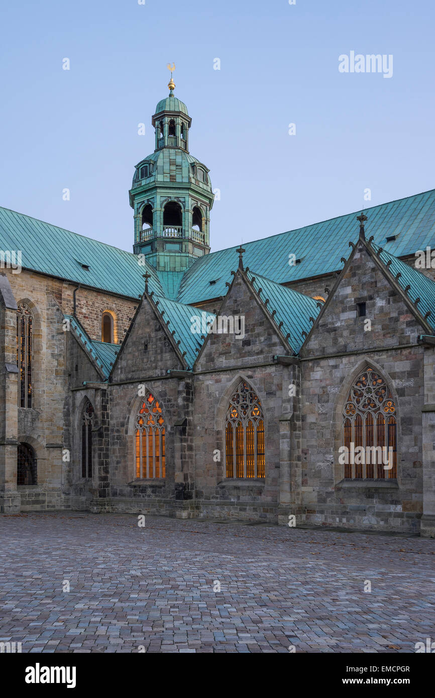 Deutschland, Hildesheim, Dom mit Bernward Denkmal in der Abenddämmerung Stockfoto