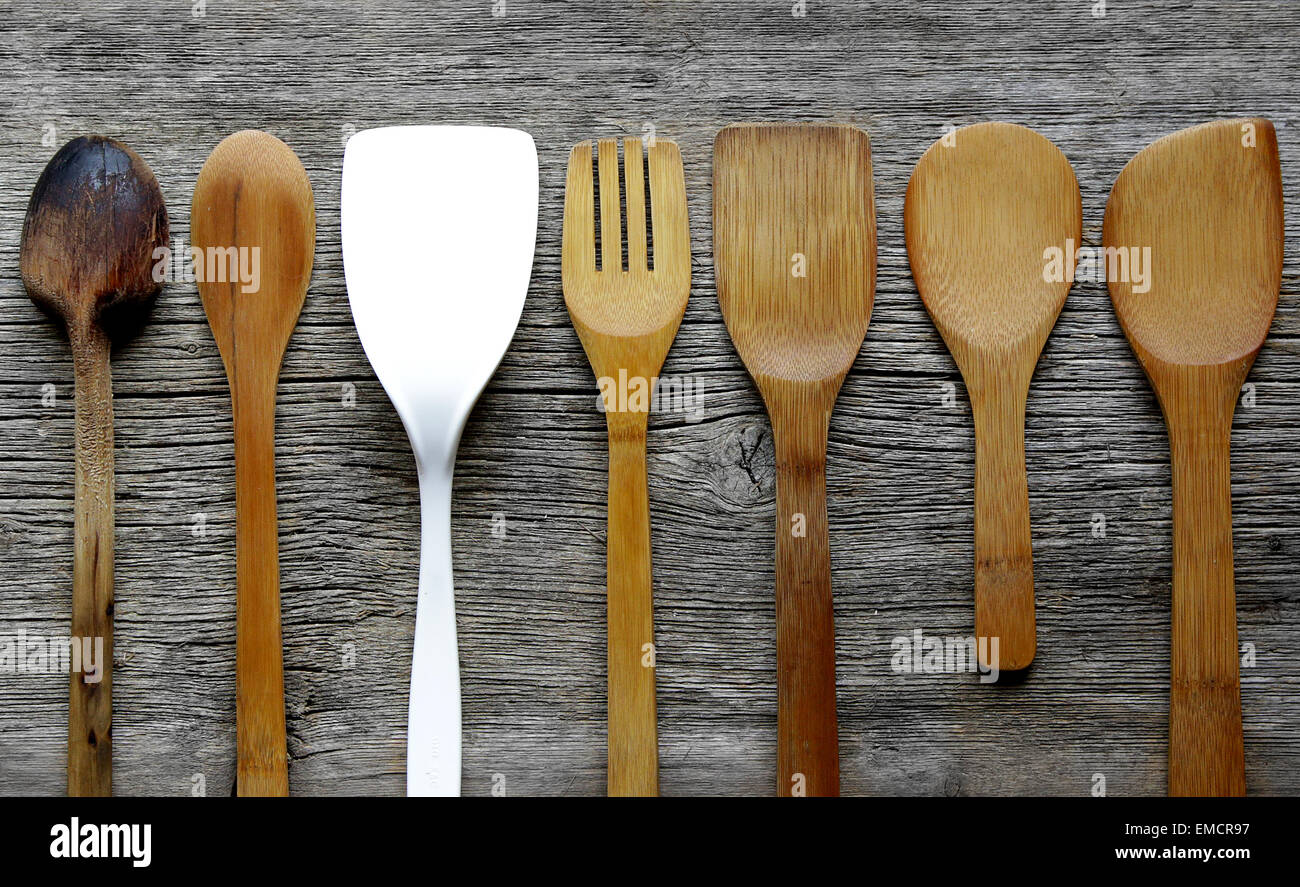 Vintage Küche Spatel und Löffel an Bord mit einem von der Masse abheben Stockfoto