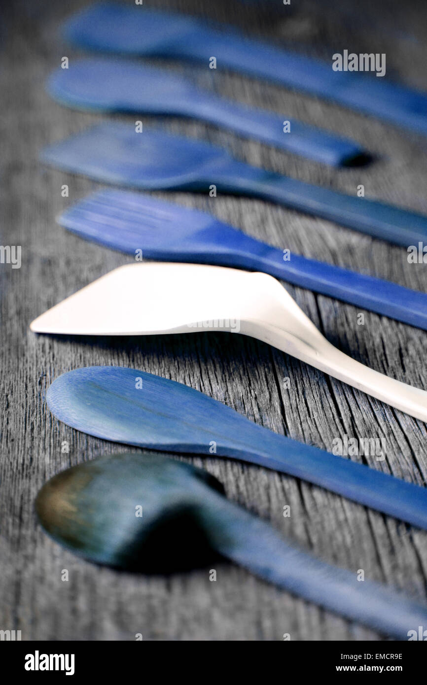 Vintage Küche Spatel und Löffel an Bord mit einem von der Masse abheben Stockfoto