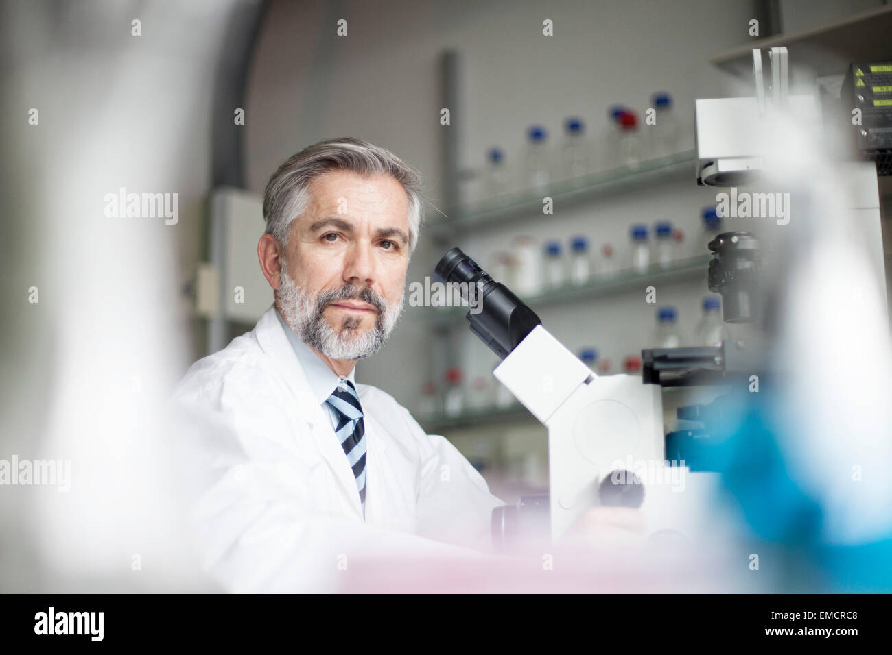 Porträt des Wissenschaftlers im Labor mit Mikroskop Stockfoto