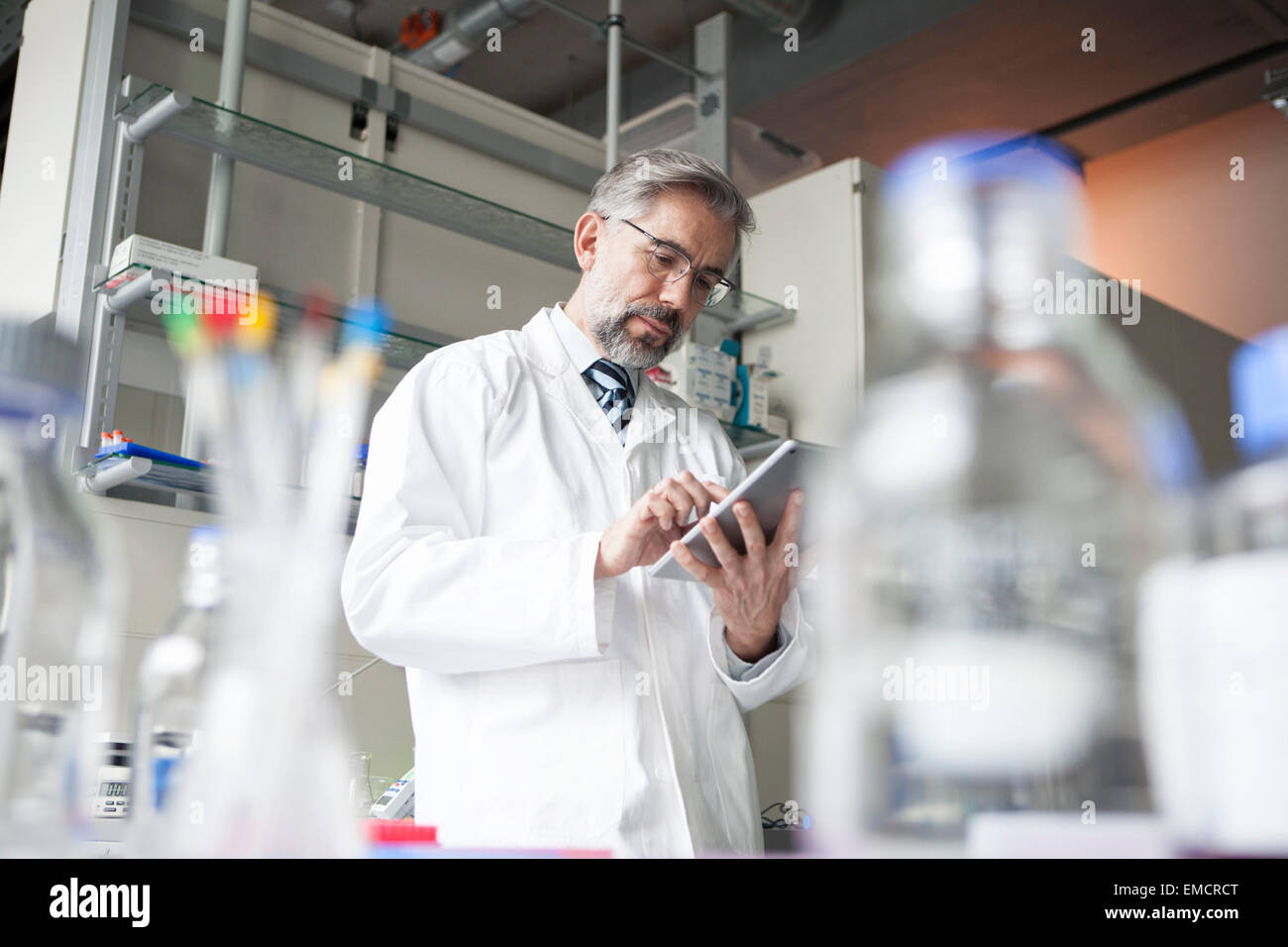 Wissenschaftler, die mit digital-Tablette im Labor Stockfoto