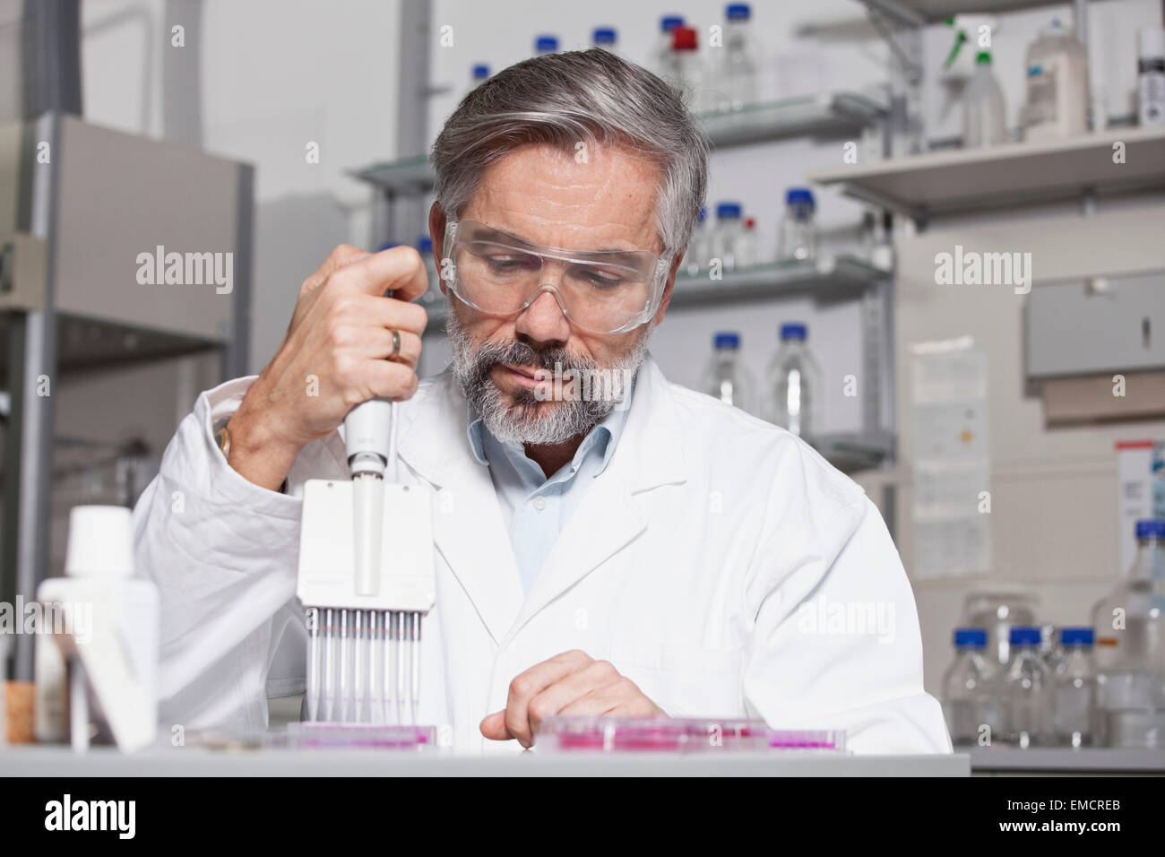 Wissenschaftler im Labor pipettieren Stockfoto
