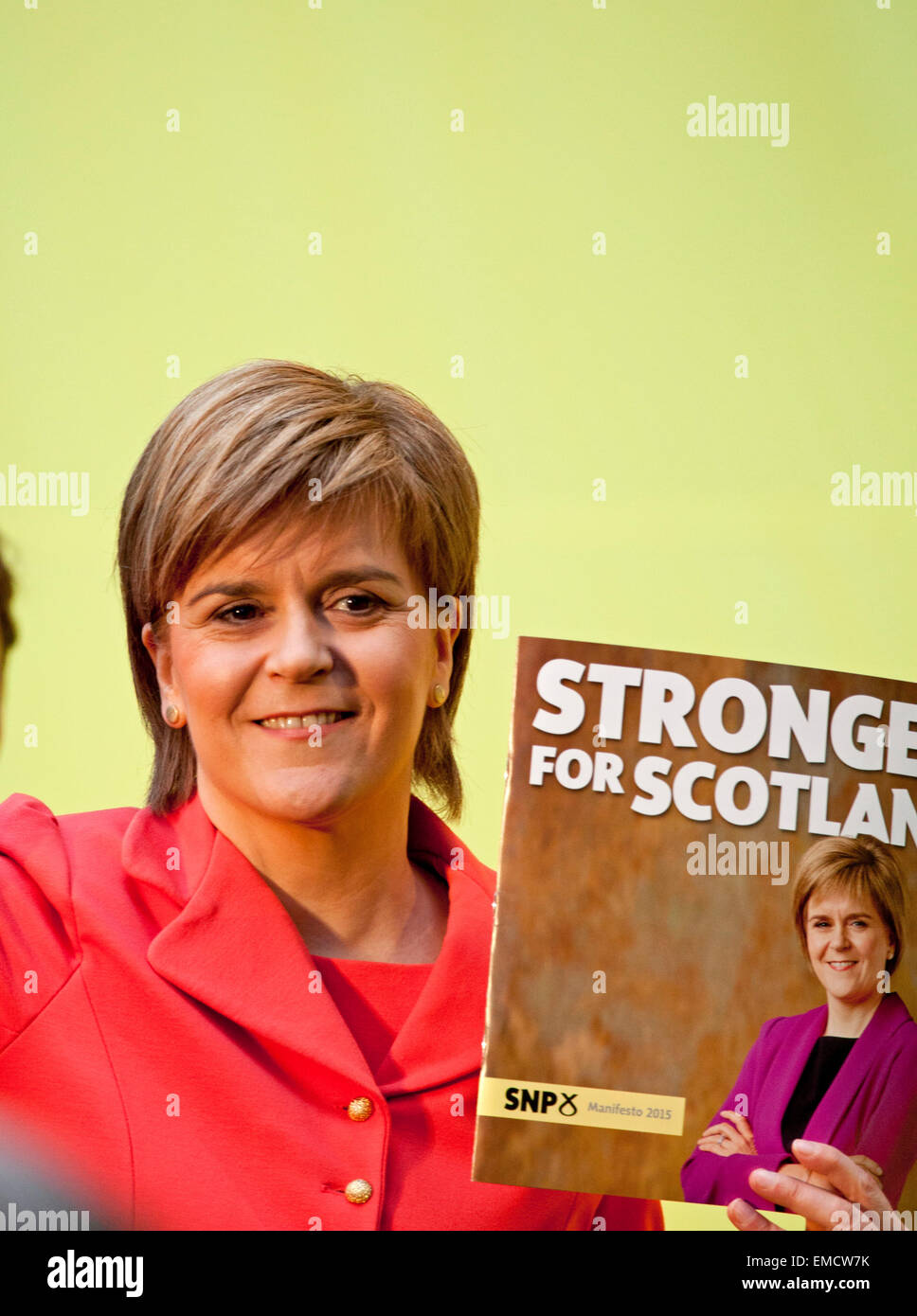 Ratho, Edinburgh, Schottland, Großbritannien. April 2015 20. Nicola Sturgeon erster Minister für Schottland startet die schottische nationale Partei Manifest 2015 Ratho Stockfoto