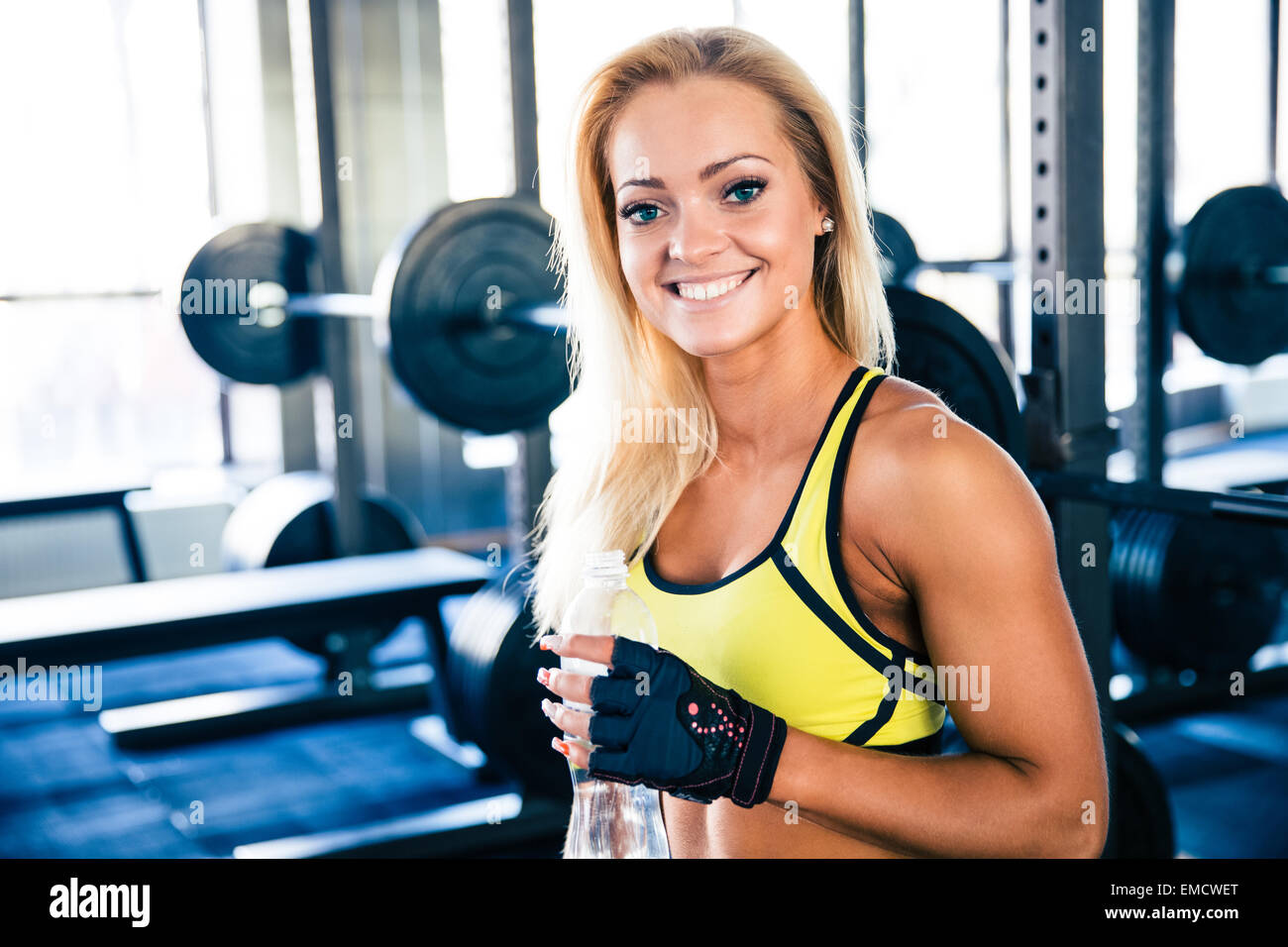 Porträt Ofa glücklich Fit Frau mit Flasche Wasser im Fitness-Studio Stockfoto