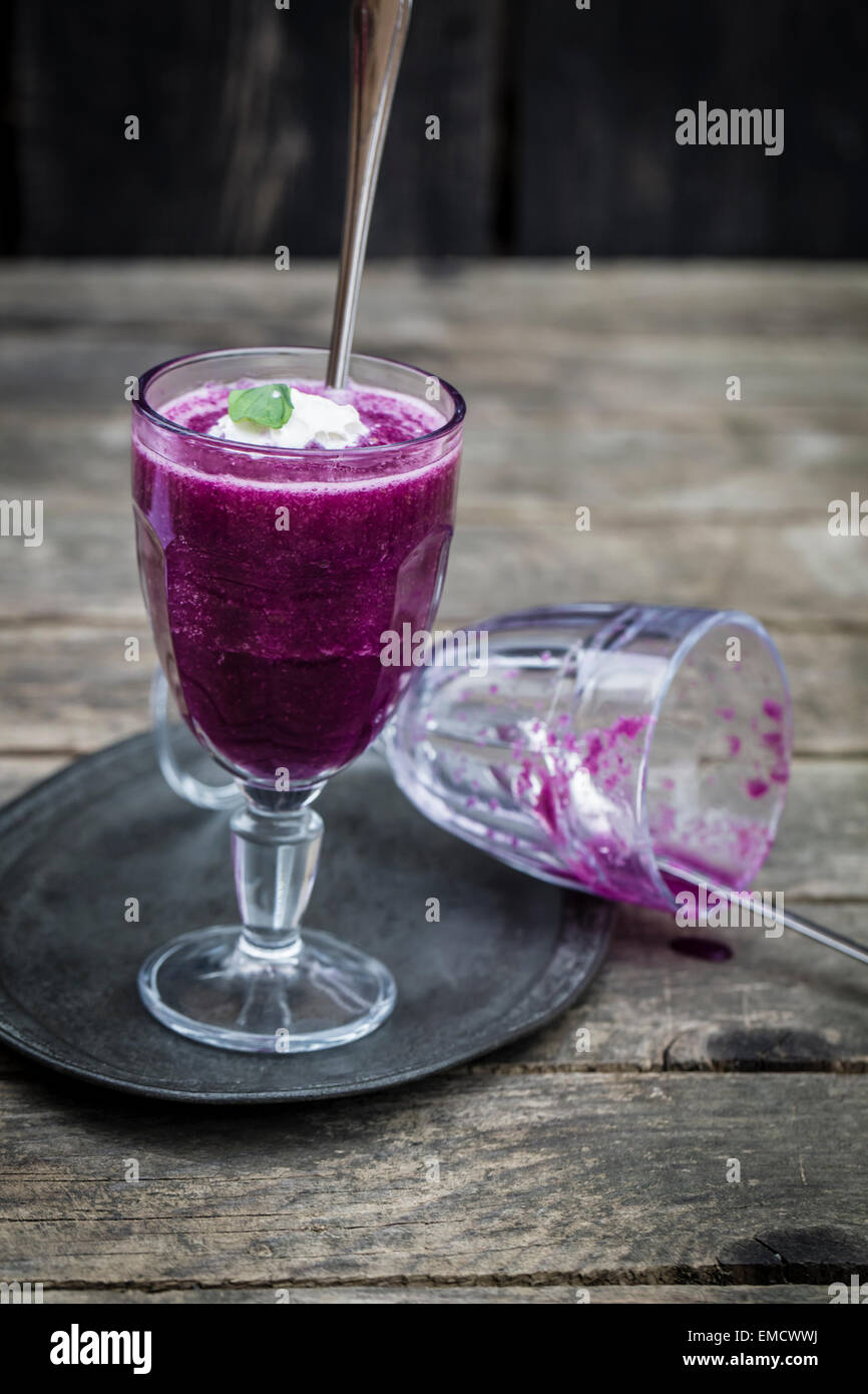 Leeren und vollen Glas Rotkohl Gazpacho auf Metalltablett Stockfoto