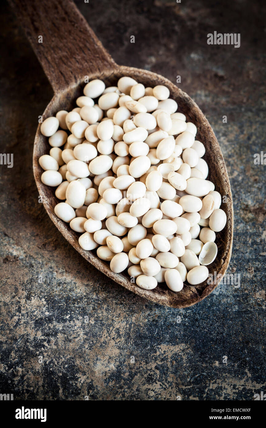 Holzlöffel aus weißen Bohnen Stockfoto