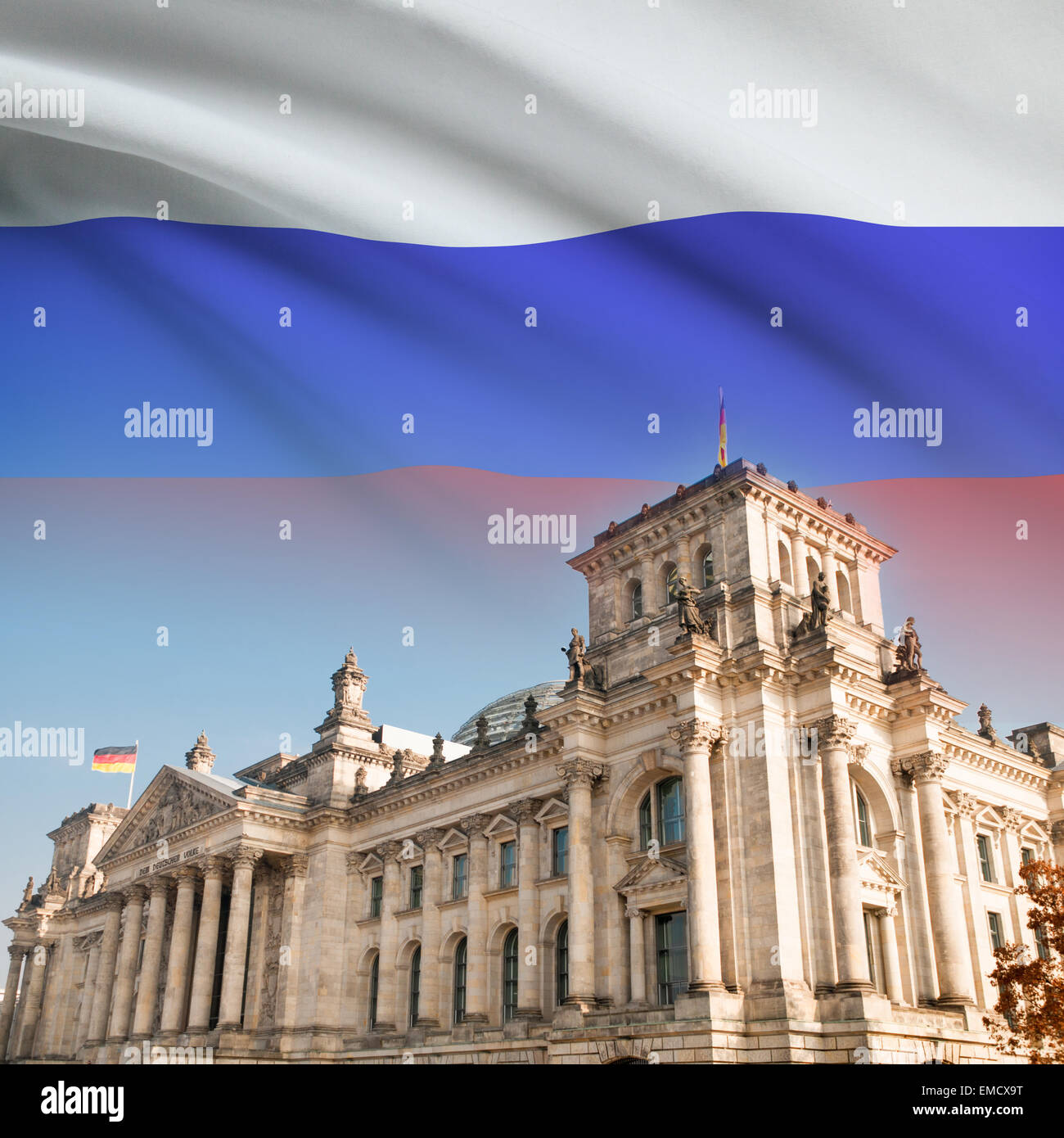 Reichstagsgebäude in Berlin mit Flagge auf Hintergrund - Russland Stockfoto
