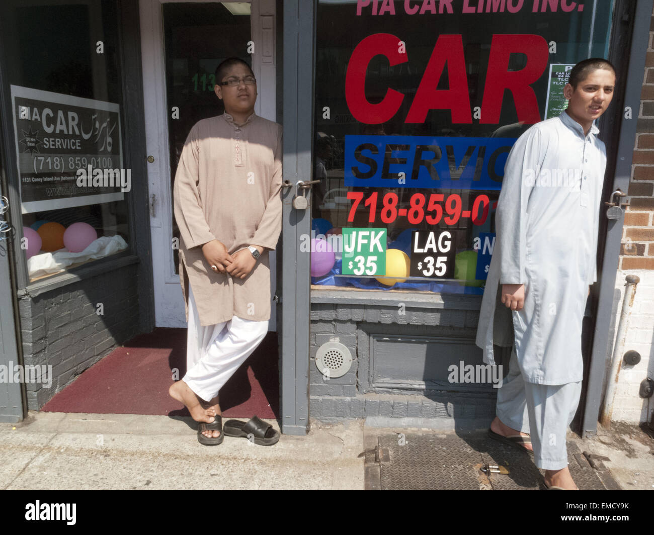 Junge Männer außerhalb Autoservice in "Little Pakistan" im Erfolges Abschnitt von Brooklyn, NY, 2010. Stockfoto
