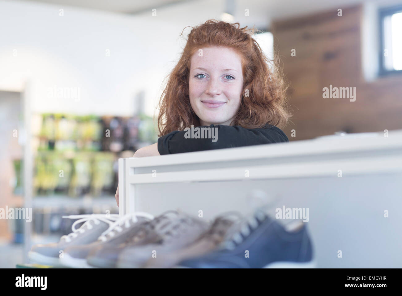 Porträt der lächelnde junge Frau im Schuh-shop Stockfoto