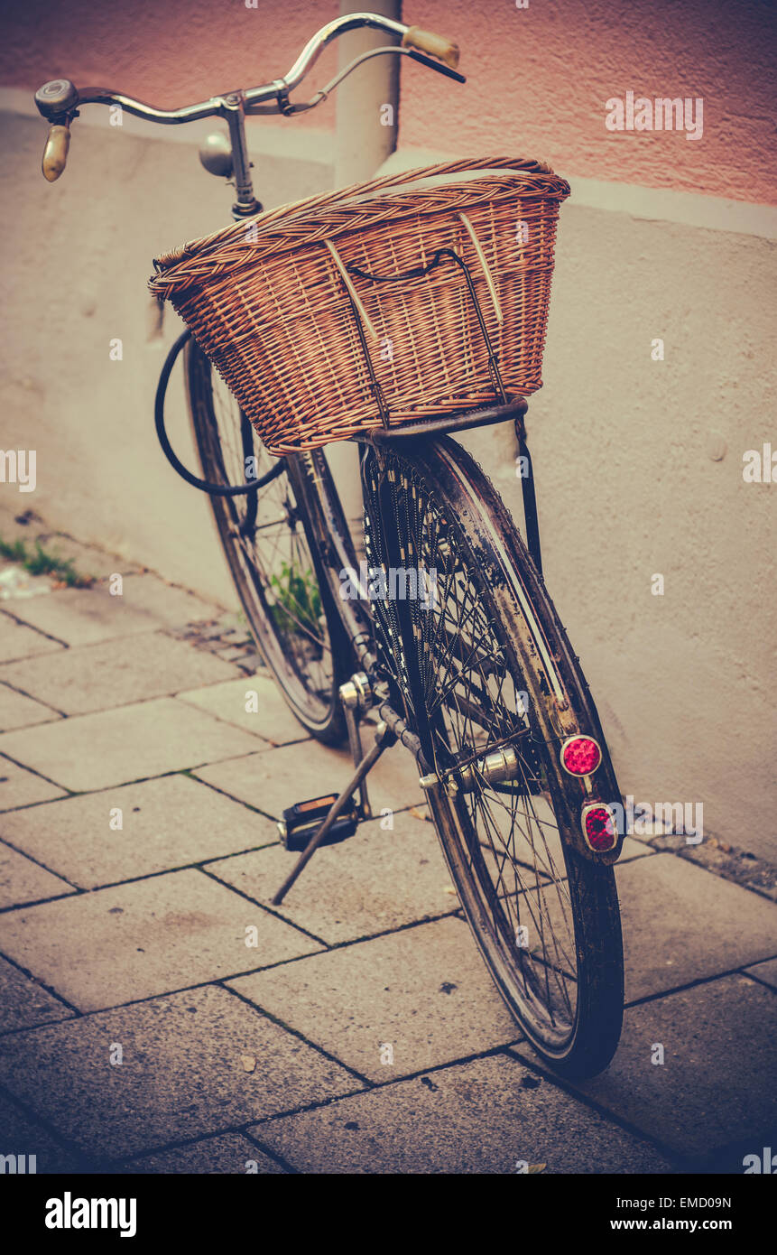 Fahrrad und Korb in einer europäischen Stadt-Straße Stockfoto