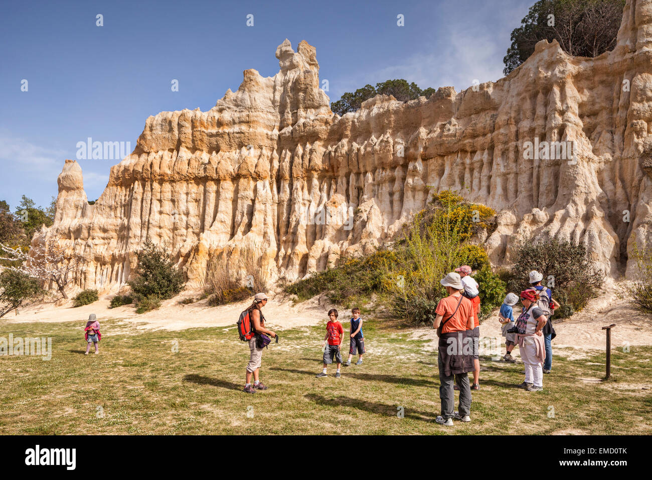 Familien besuchen Les Orgues d'Ille Sur Tet, Languedoc-Roussillon, Pyrenäen-Orientales, Frankreich. Stockfoto