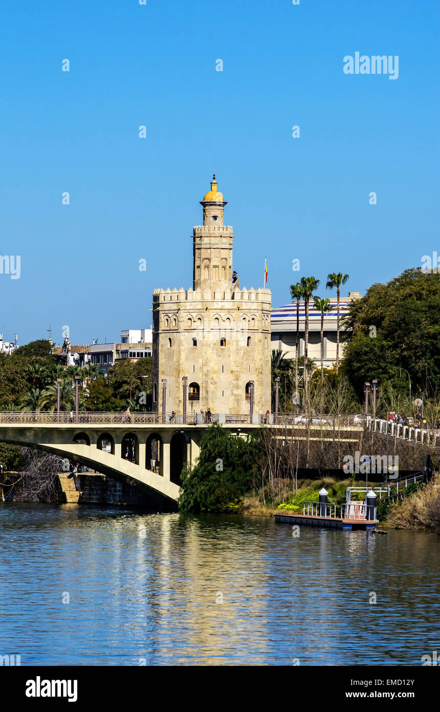 Spanien, Andalusien, Sevilla, Torre del Oro am Wasser Stockfoto