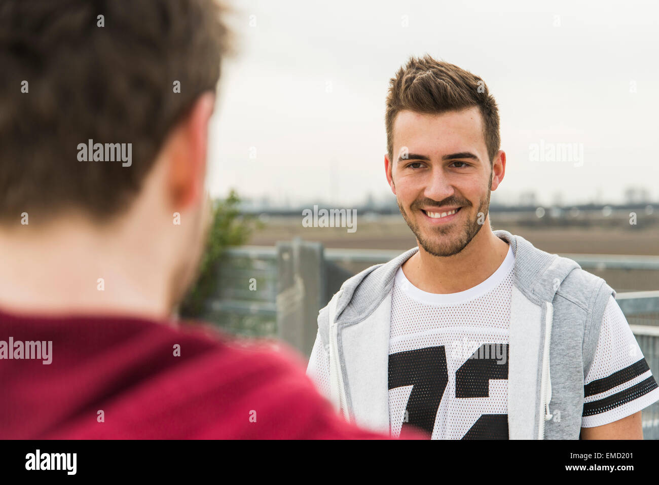 Lächelnd jungen Mann mit Freund im freien Stockfoto