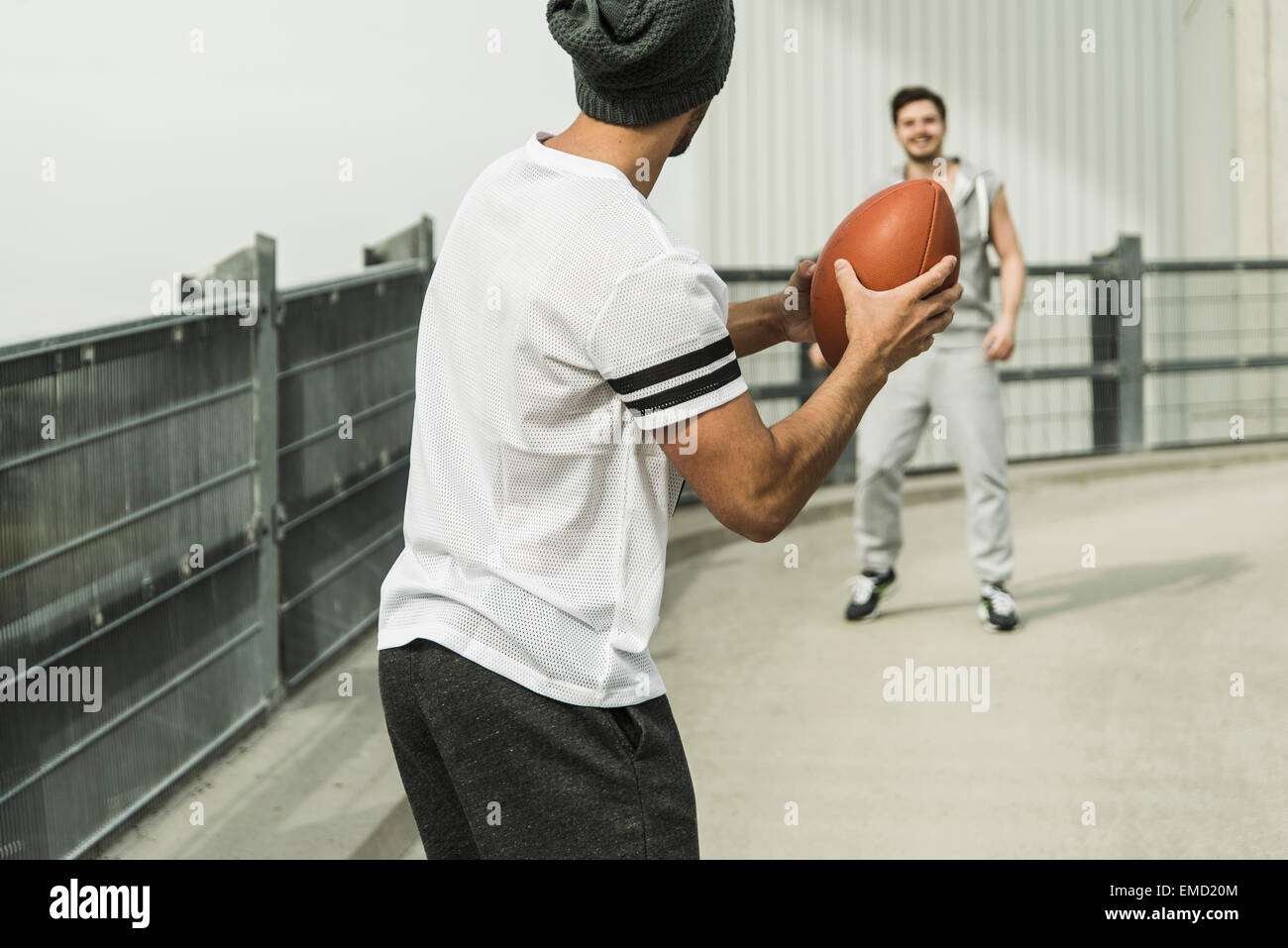 Zwei junge Männer mit Fußball auf der Straße spielen Stockfoto