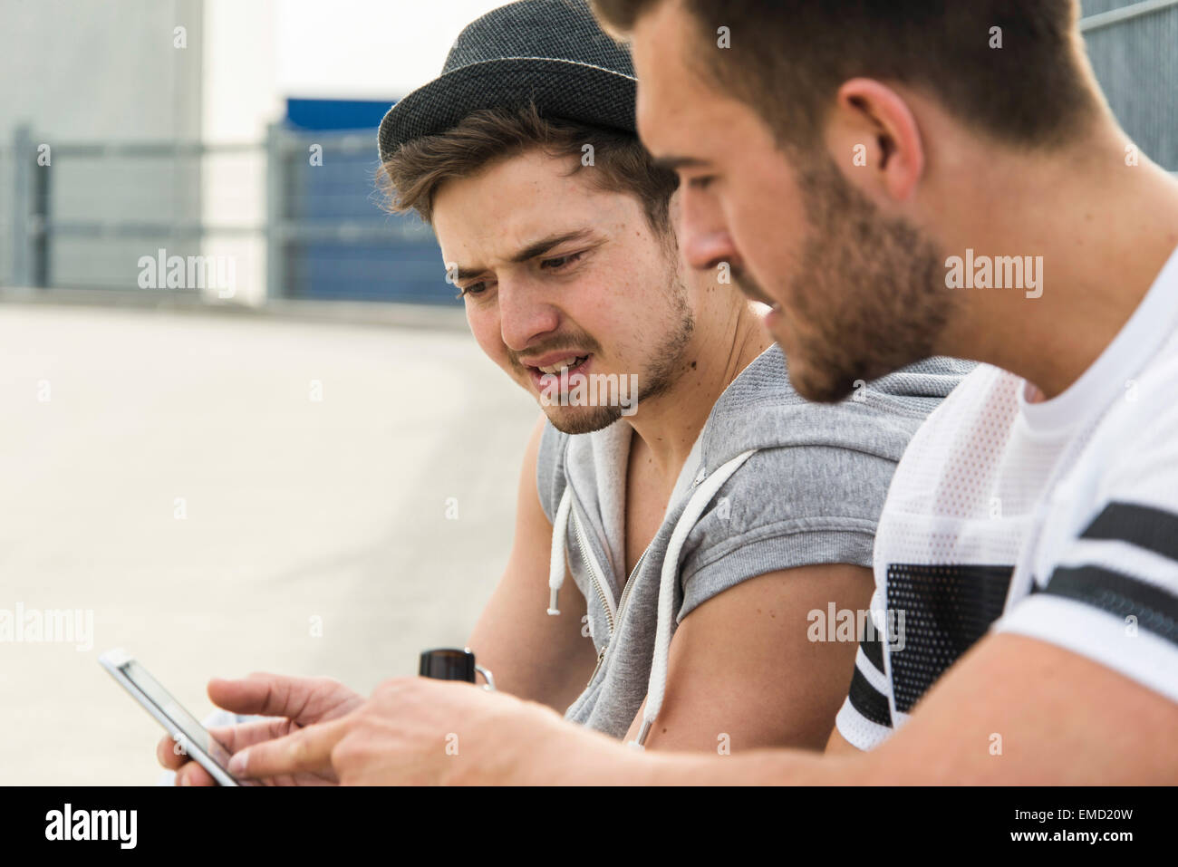 Zwei Freunde Blick auf Handy Stockfoto