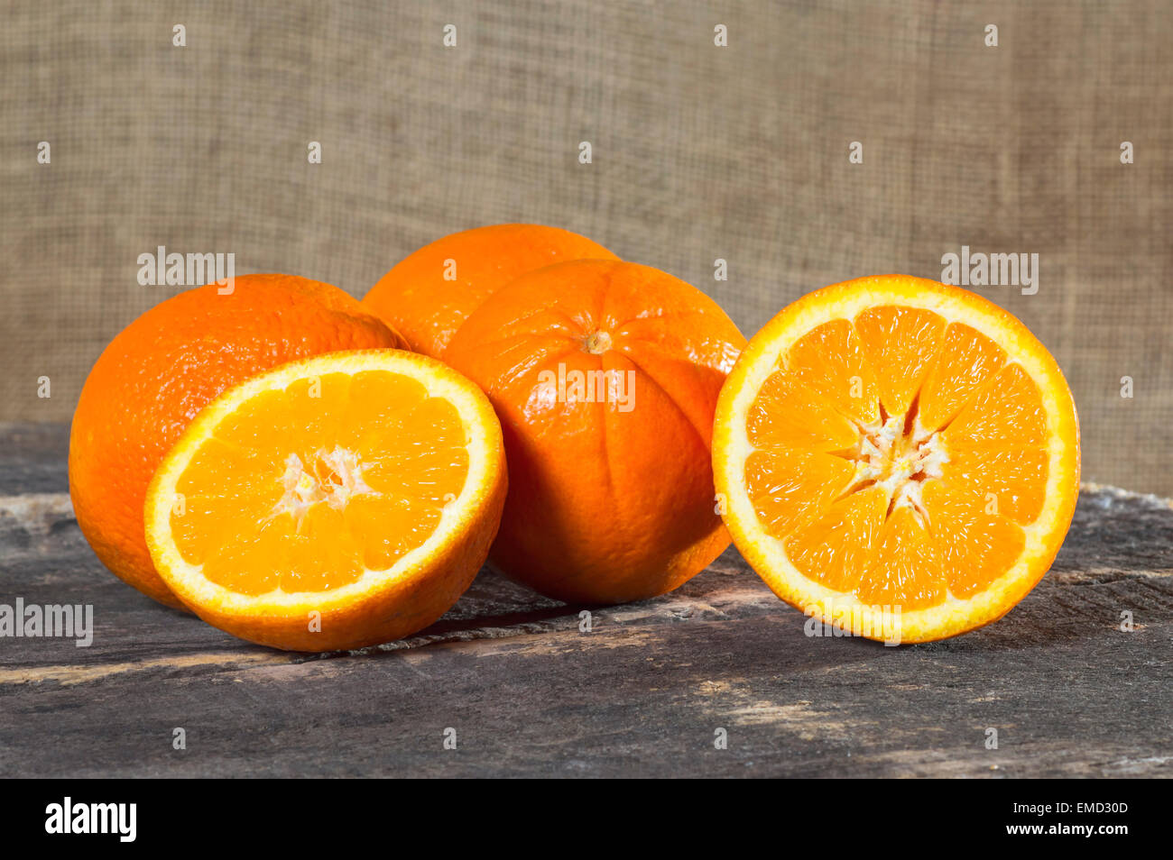 Orange Frucht auf braunem Holz Hintergrund Stockfoto