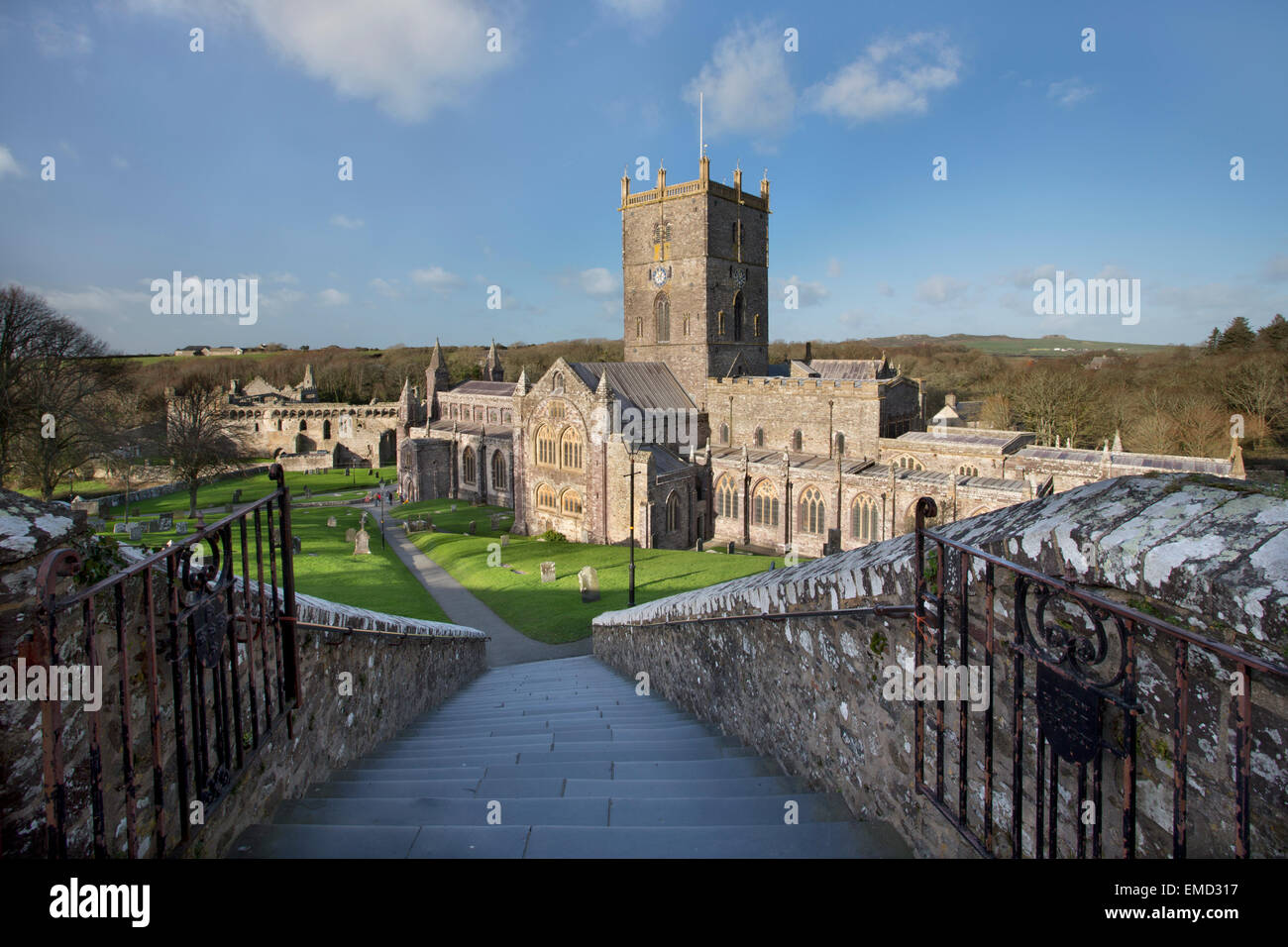 Blick auf den Dom St. Davids hinunter die Treppe, die zu es, Pembrokeshire, Wales Stockfoto
