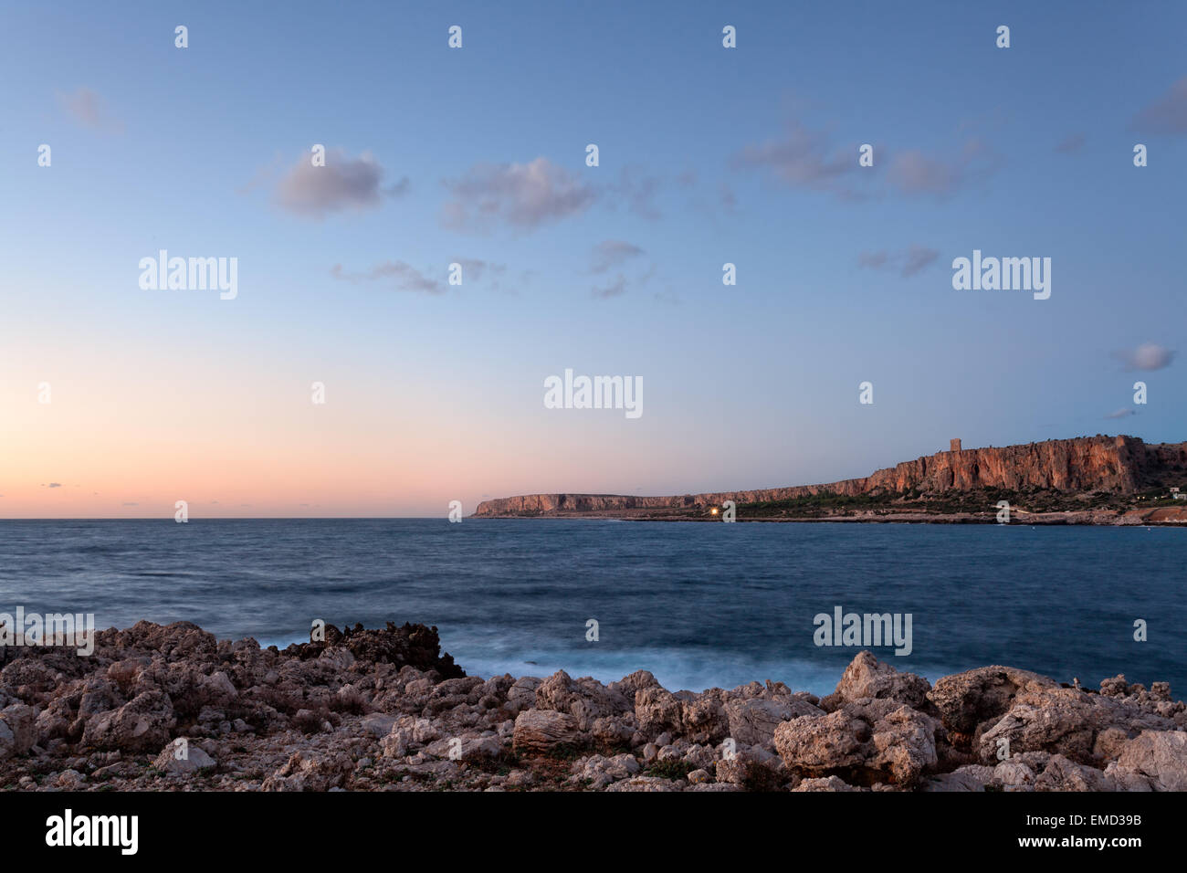 San Vito lo Capo, Sizilien: Pastell Sonnenuntergang am Mittelmeer Stockfoto