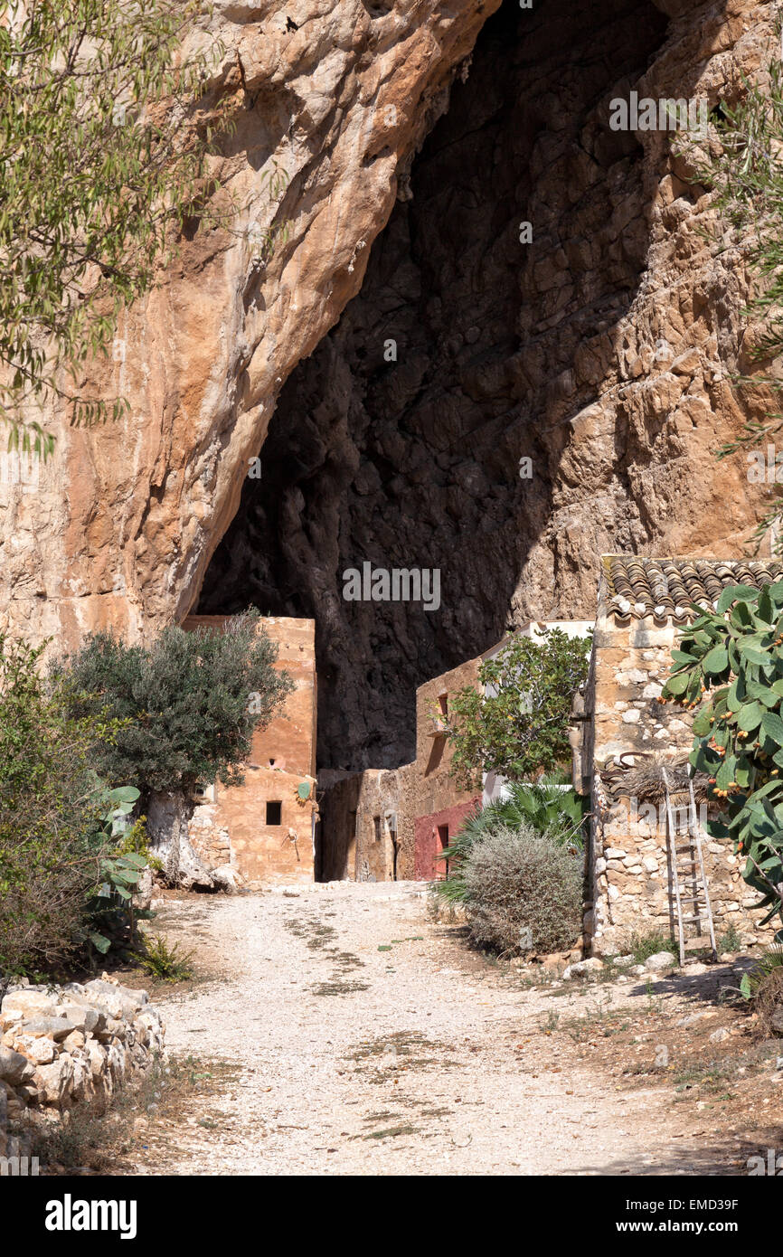 Mangiapane Höhle, ein kleines ländlichen Dorf im Inneren einer Höhle gebaut. Sizilien, Italien. Stockfoto