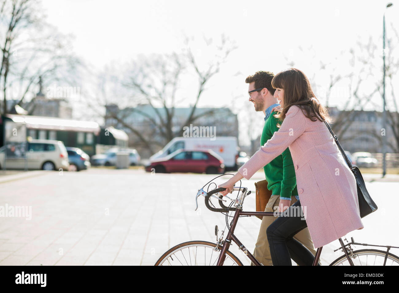 Glückliches Paar gehen nach Hause zusammen, Frau Reiten Fahrrad Stockfoto