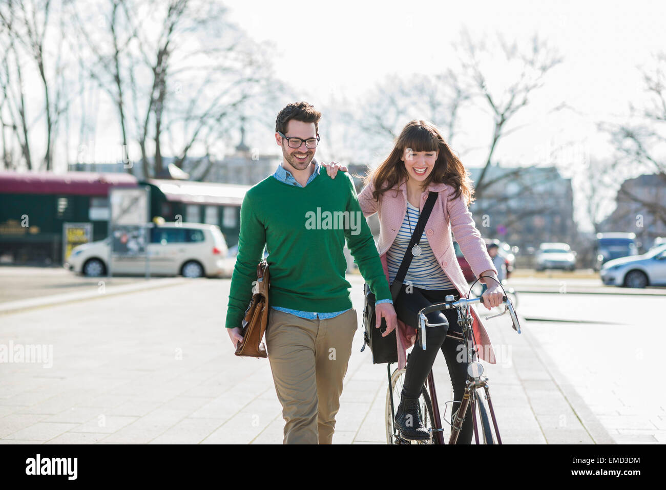 Glückliches Paar gehen nach Hause zusammen, Frau Reiten Fahrrad Stockfoto