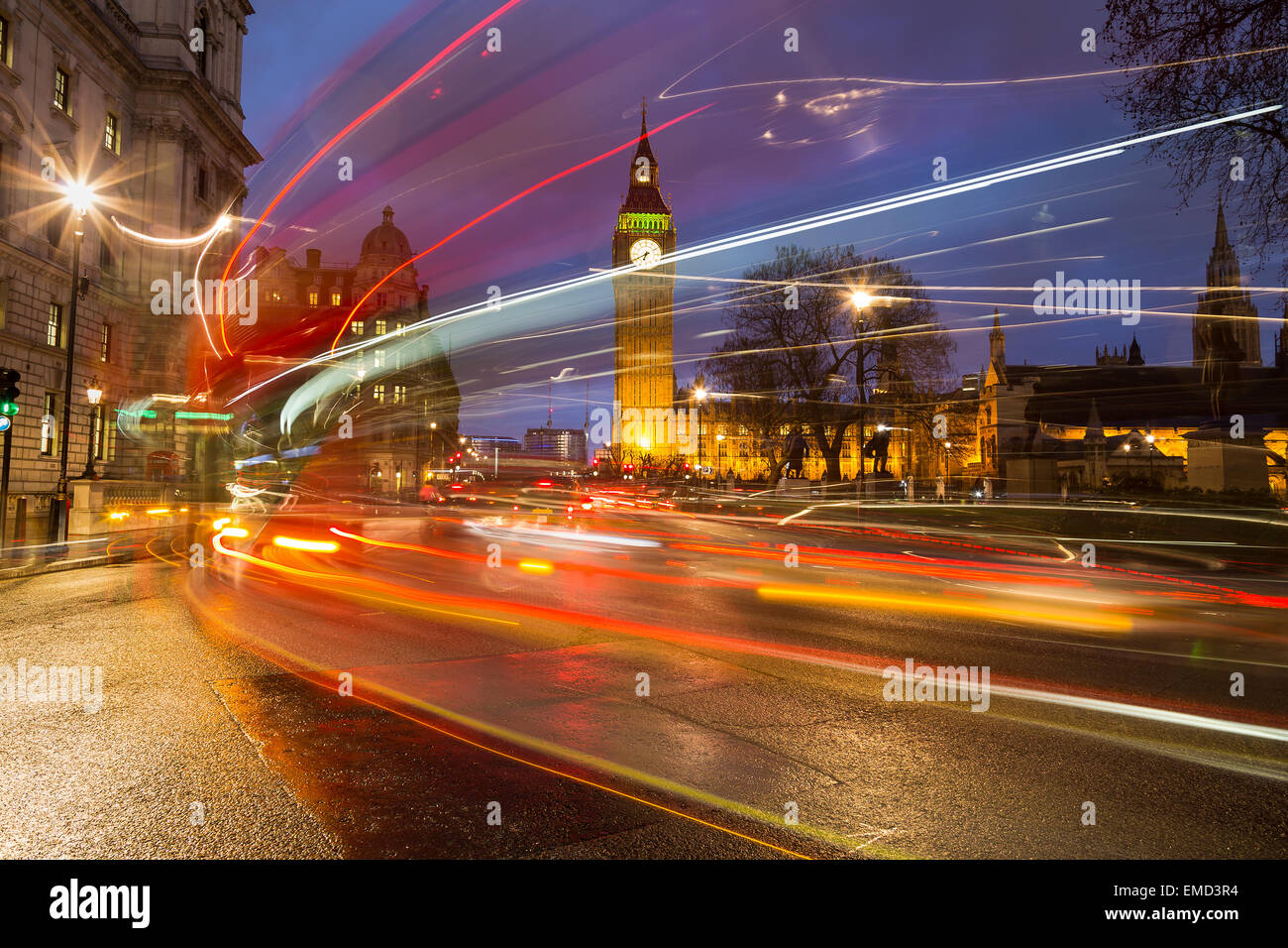 Westminster und Verkehr während der Hauptverkehrszeit in der Nacht Stockfoto