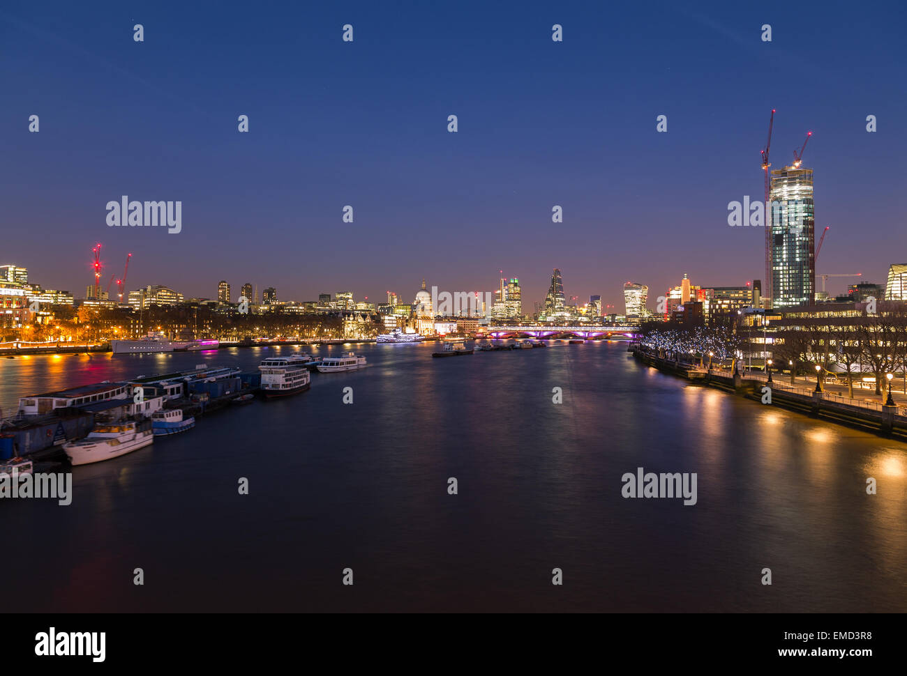 Die Stadt London Skyline in der Dämmerung zeigt Boote, Gebäude und Bau. Es gibt textfreiraum im Bild. Stockfoto