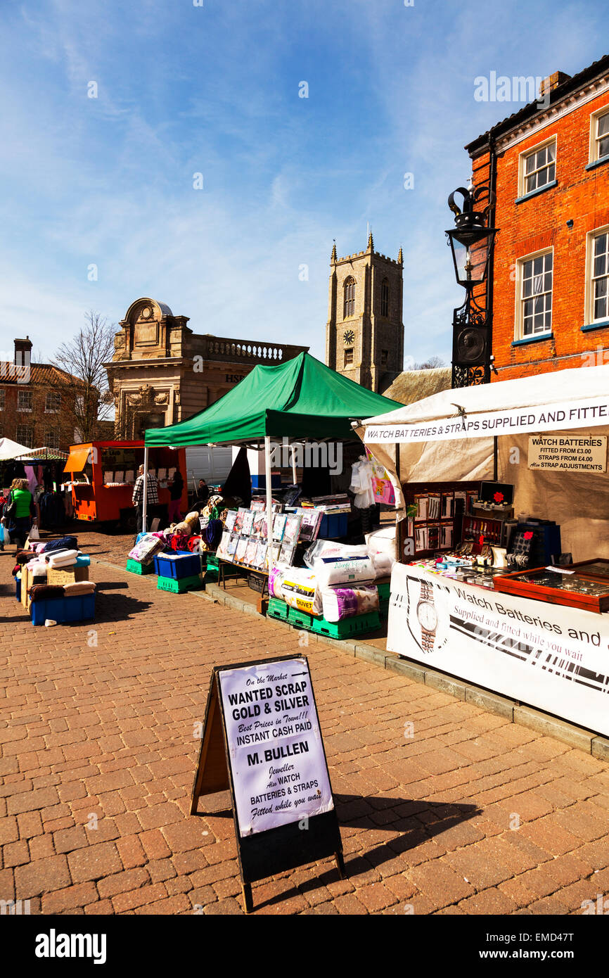 Fakenham Marktstadt Stände Standinhaber Verkauf von waren im Quadrat Gold gekauft und verkauft North Norfolk UK England Stockfoto