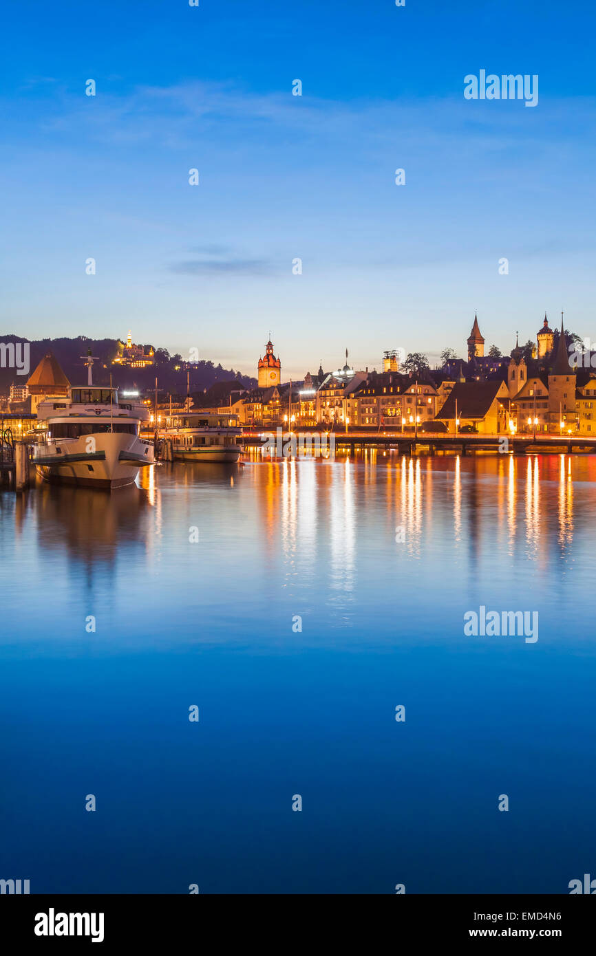 Schweiz, Kanton Luzern, Luzern, Vierwaldstättersee, Versand Pier mit Ausflugsschiffen am Abend Stockfoto