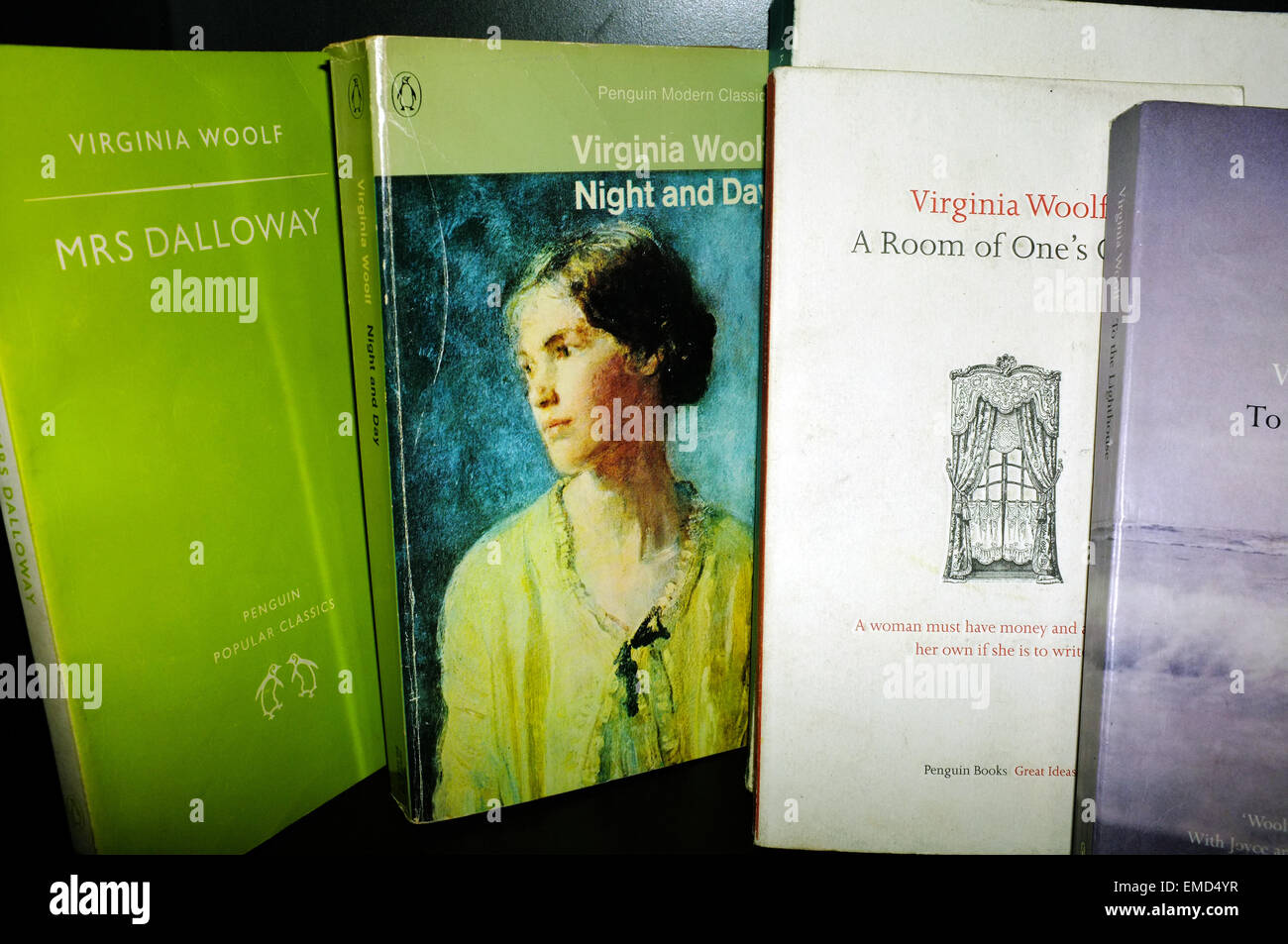 Eine Sammlung von Virginia Woolf Buch deckt vor schwarzem Hintergrund fotografiert. Stockfoto