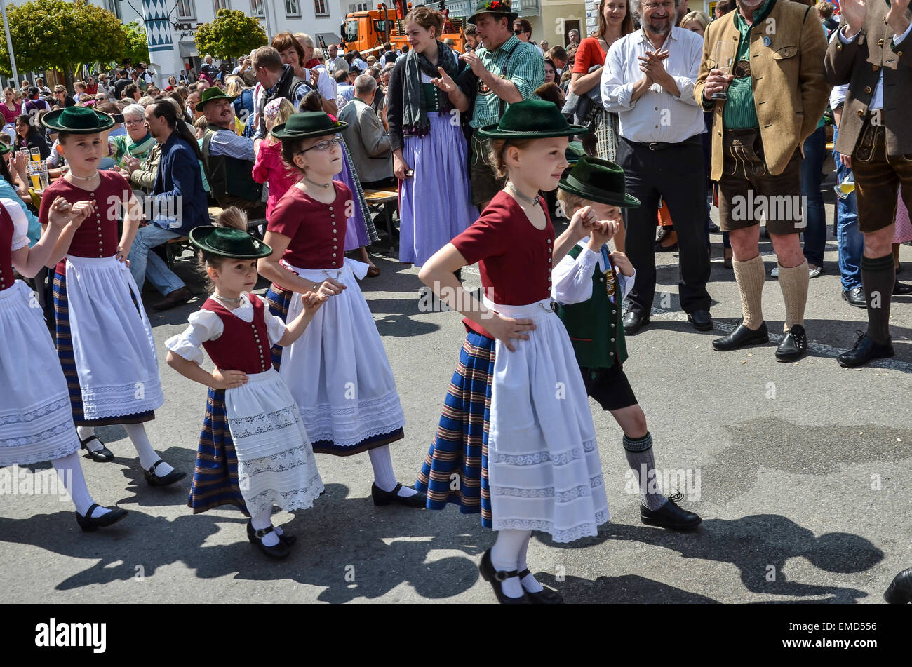 1. Mai Maibaum Tag Tradition Folklore-Gruppe von Kindern am Marktplatz in Miesbach. Stockfoto