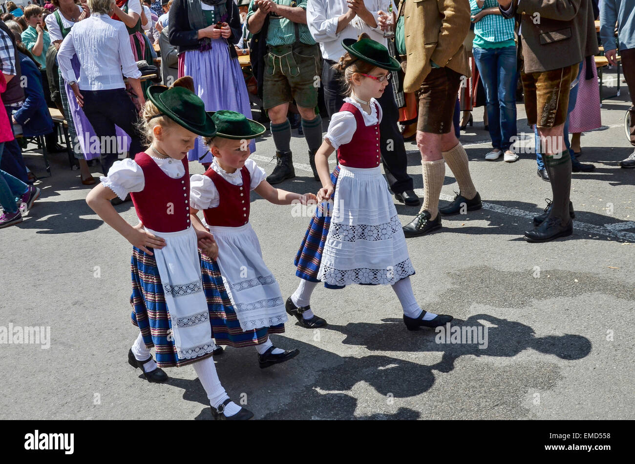 1. Mai Maibaum Tag Tradition Folklore-Gruppe von Kindern am Marktplatz in Miesbach. Stockfoto
