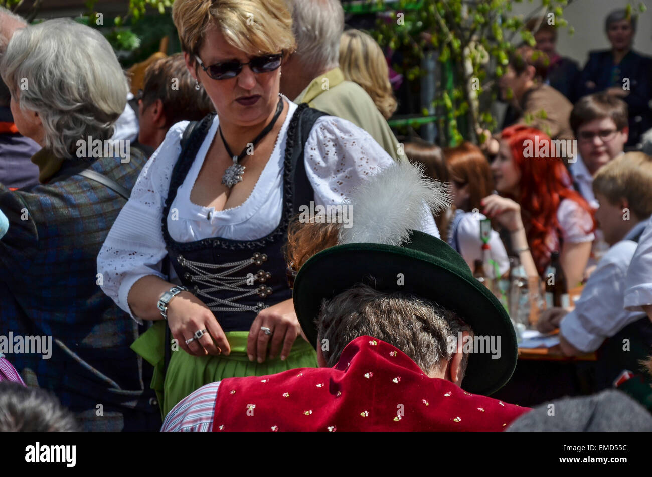 1. Mai Maibaum Tag Tradition Folklore-Gruppe von Besuchern am Marktplatz in Miesbach. Stockfoto