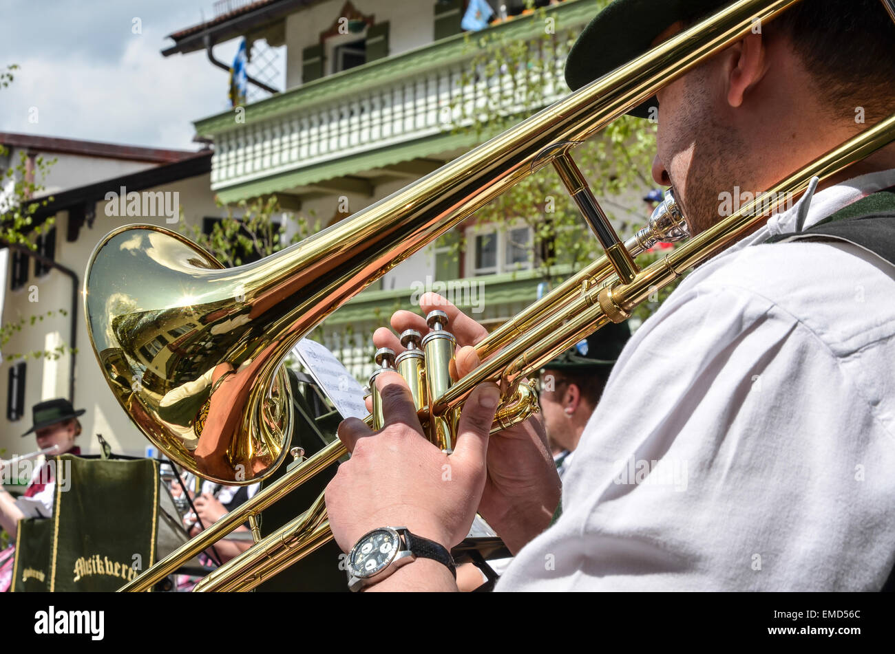 Bayerische Blasmusik Musiker gold Basstuba in Miesbach 1. Maifeiertag-Maibaum Stockfoto