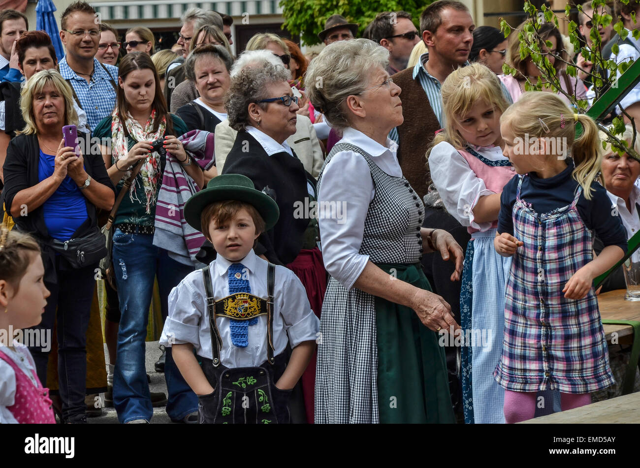 1. Mai Maibaum Tradition Folklore Gruppe Tagesbesucher in Miesbach Marktplatz zu beobachten. Stockfoto