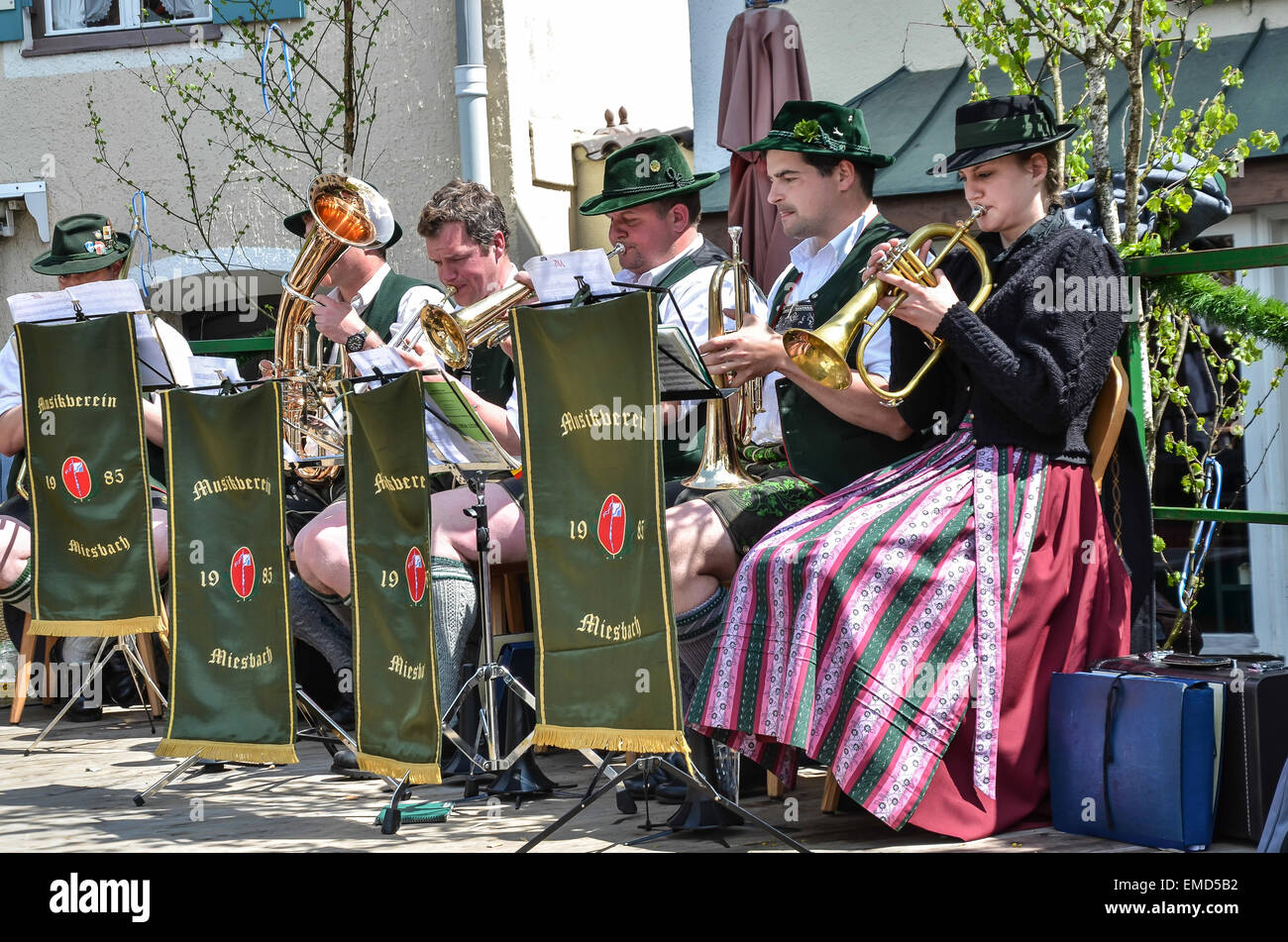 Miesbach 1. Mai Maibaum Tag Tradition Folklore Gruppe Trachten "Dirndl" "Lederhose" Brass-Band Stockfoto