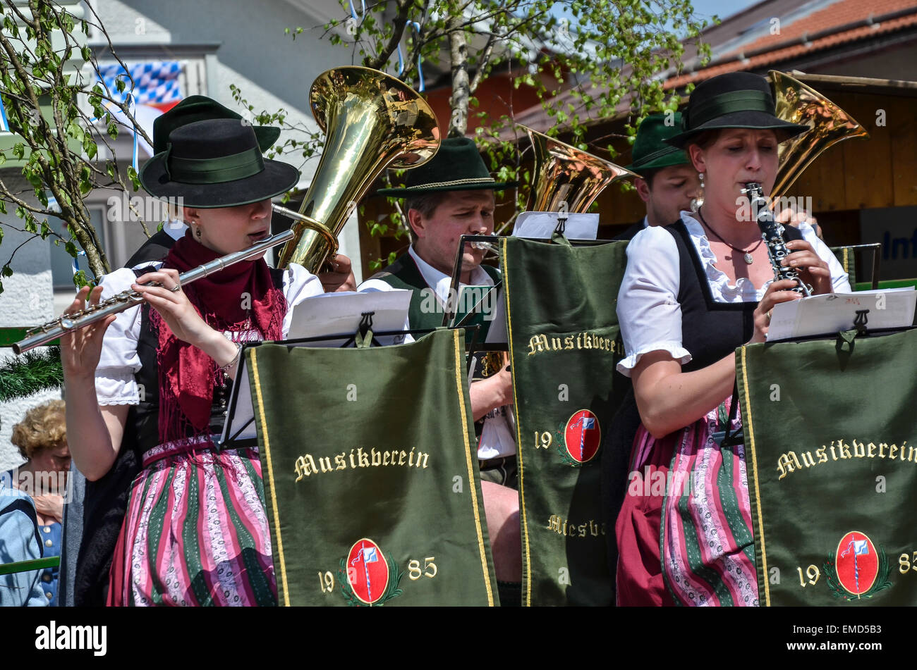 Miesbach 1  Mai  Maibaum Tag Tradition  Folklore Gruppe 