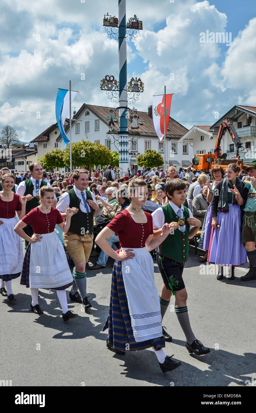 Miesbach 1. Mai Maibaum Tag Tradition Folklore Gruppe Trachten "Dirndl" "Lederhose" Dorfbewohner versammeln Stockfoto