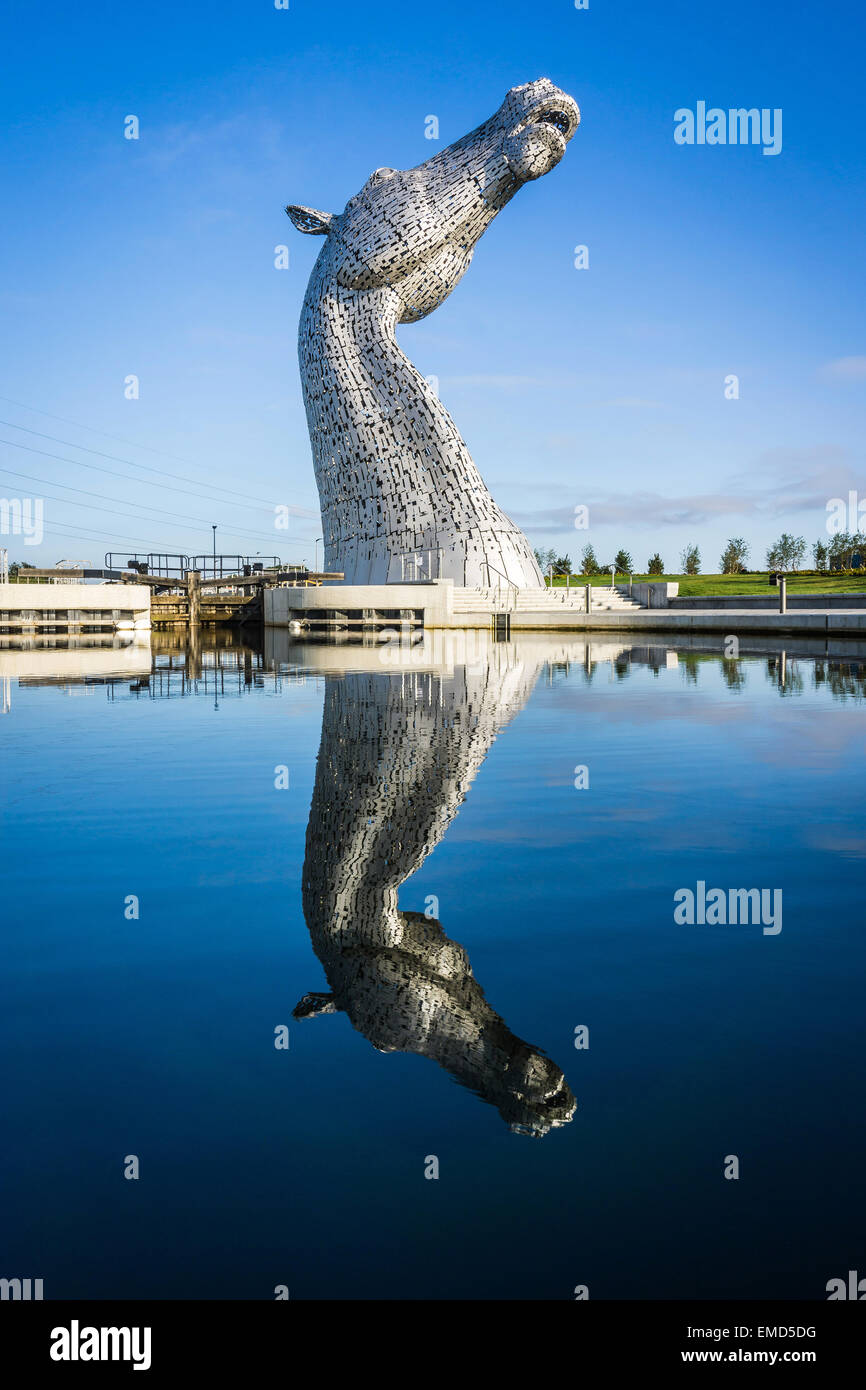 Dramatische Tagesaufnahme der Kelpies-Statuen in Falkirk, Schottland, Großbritannien an einem sonnigen Tag gegen einen blauen Himmel Stockfoto