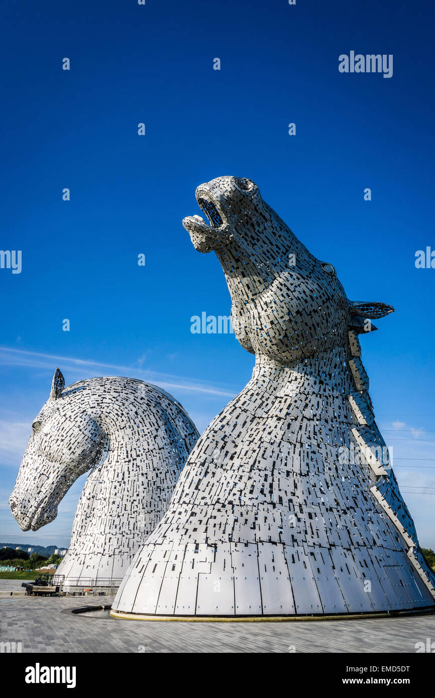 Dramatische Tagesaufnahme der Kelpies-Statuen in Falkirk, Schottland, Großbritannien an einem sonnigen Tag gegen einen blauen Himmel Stockfoto