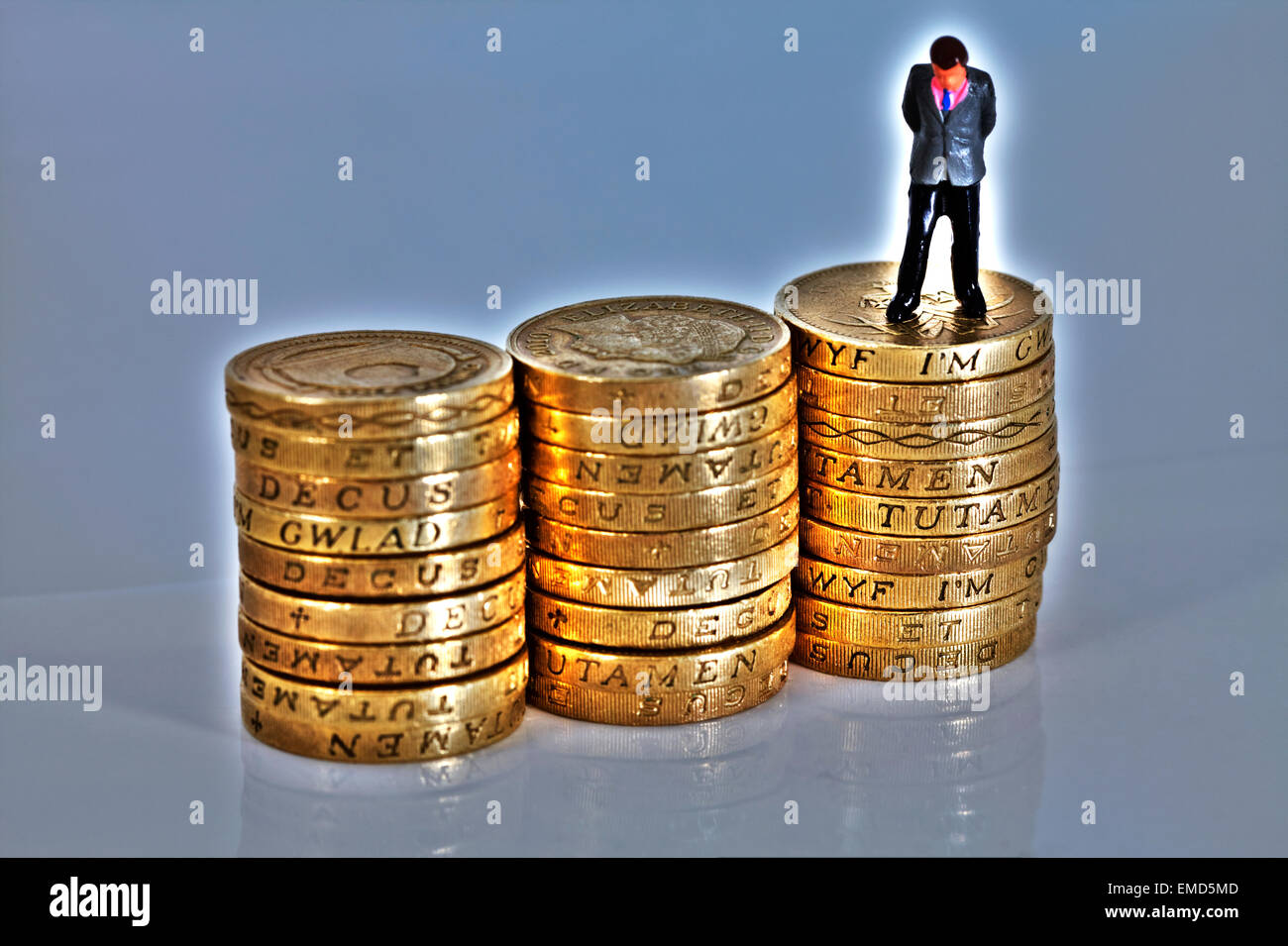 Geldsorgen Probleme arbeitslos Schulden Konkurs Insolvenz Kredit Darlehen skint Bargeld Stapel von Pfund-Münzen UK England Stockfoto