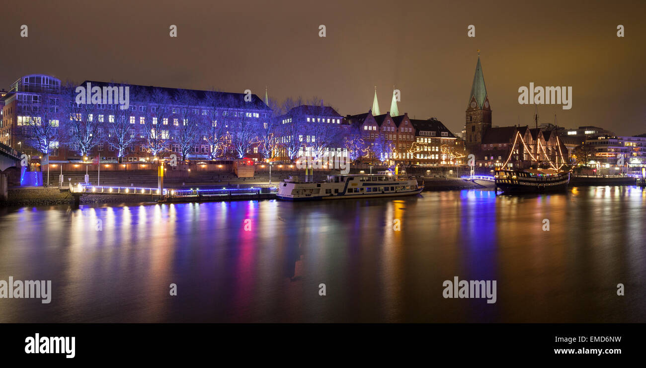Deutschland, Bremen, Blick auf die beleuchtete Altstadt bei Nacht Stockfoto